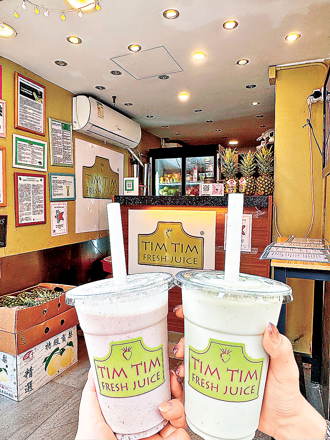 ■「踏雪尋梅」（左）、   「相聚一刻」（右）