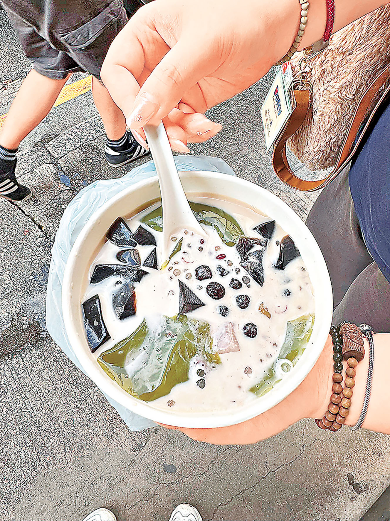 ■「芋圓仙草8號」配料豐富。