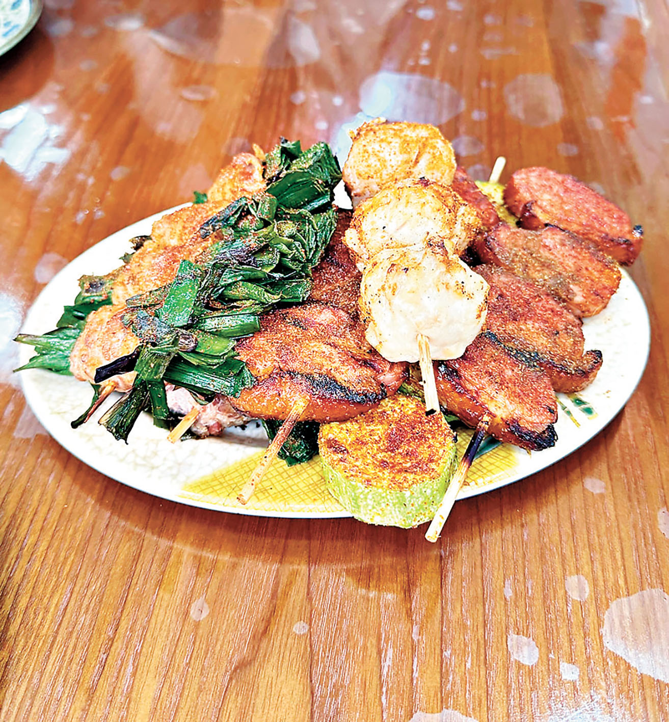 ■撒上獨家香料的各式串燒。