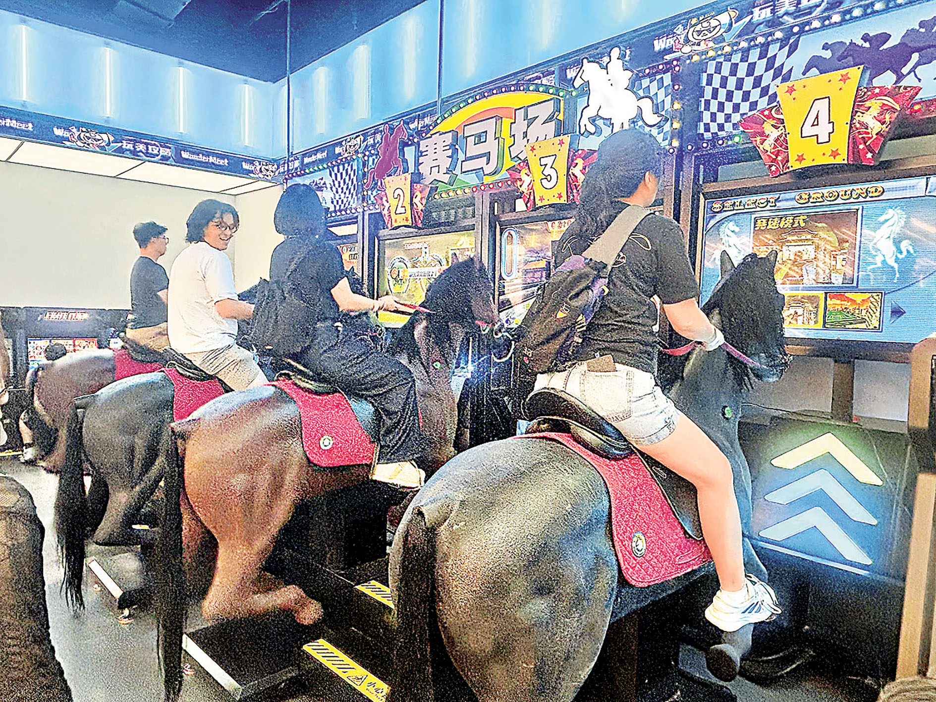 ■一樓有騎賽馬遊戲。
