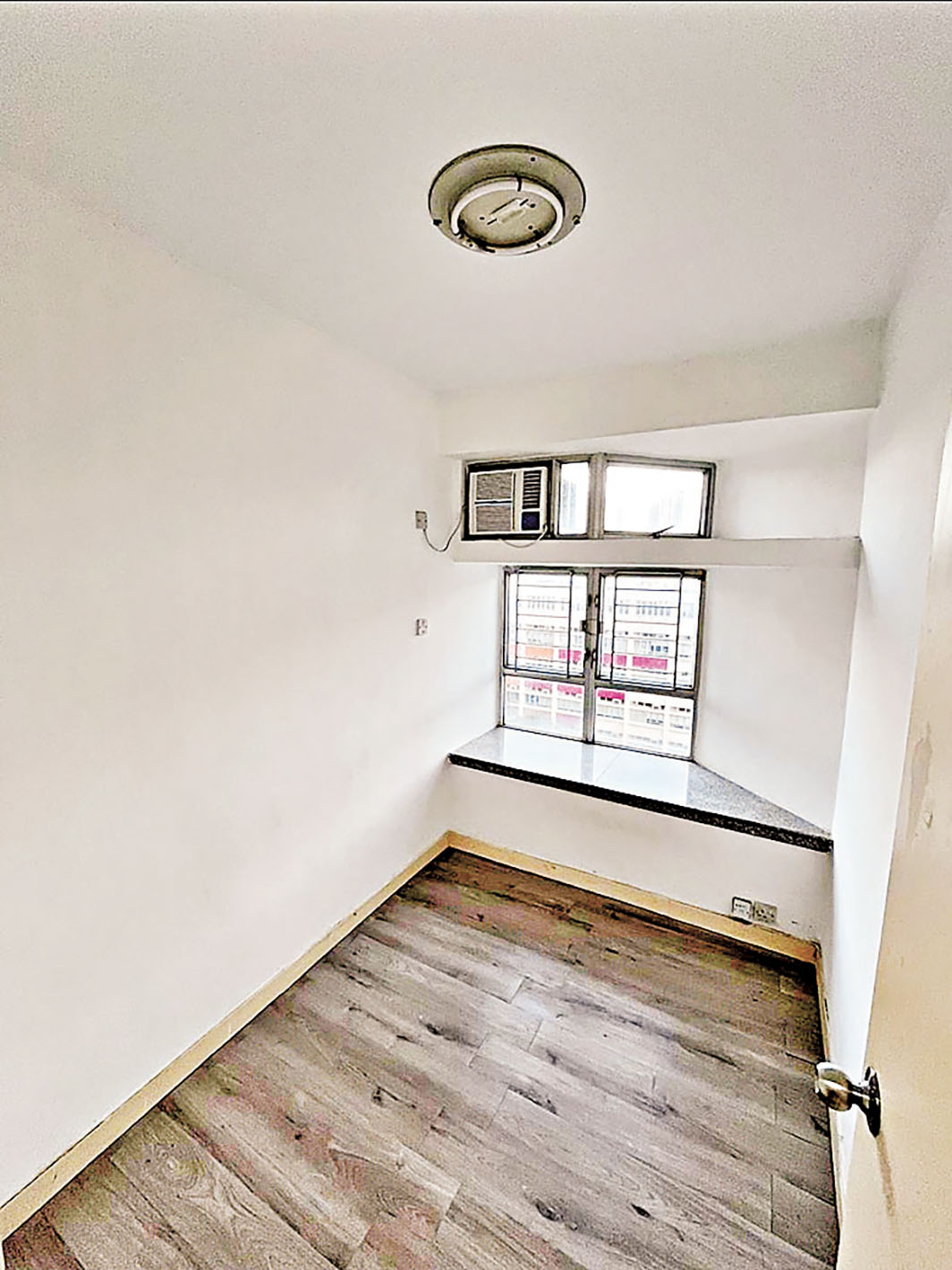 ■長方形睡房有小窗台。