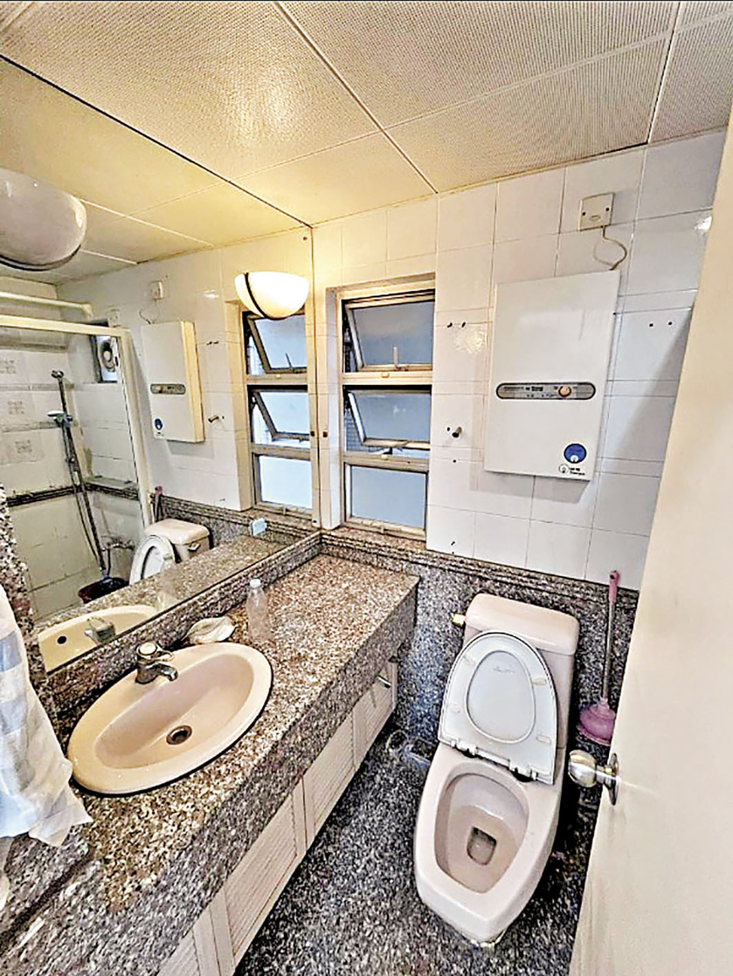 ■廁所屬明廁，空氣流通。