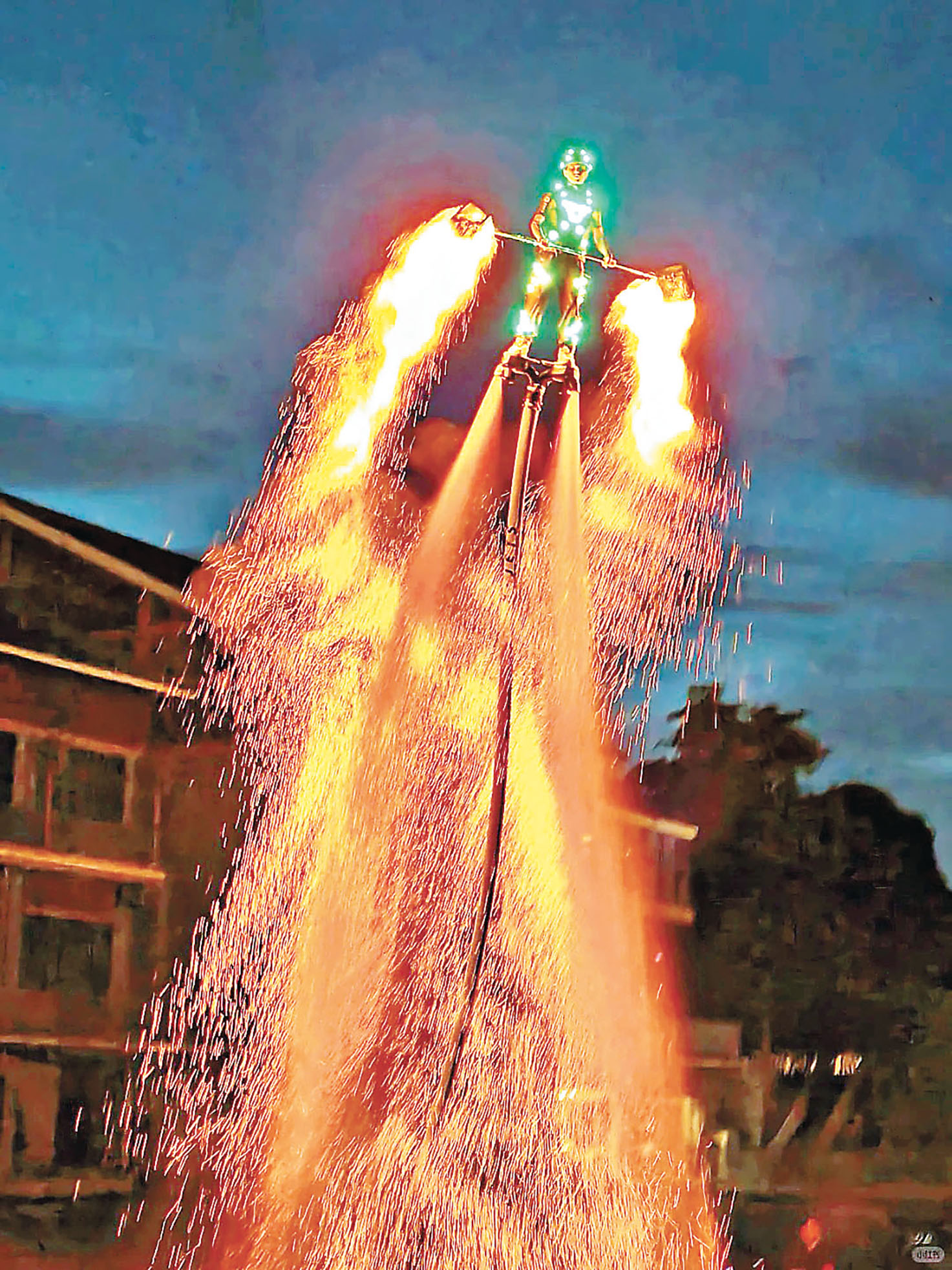 ■飛天火壺表演。