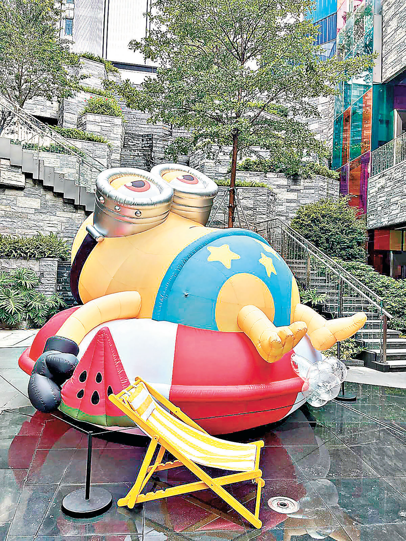 ■迷你兵攞住西瓜兼穿泳褲示人，萌度100分。