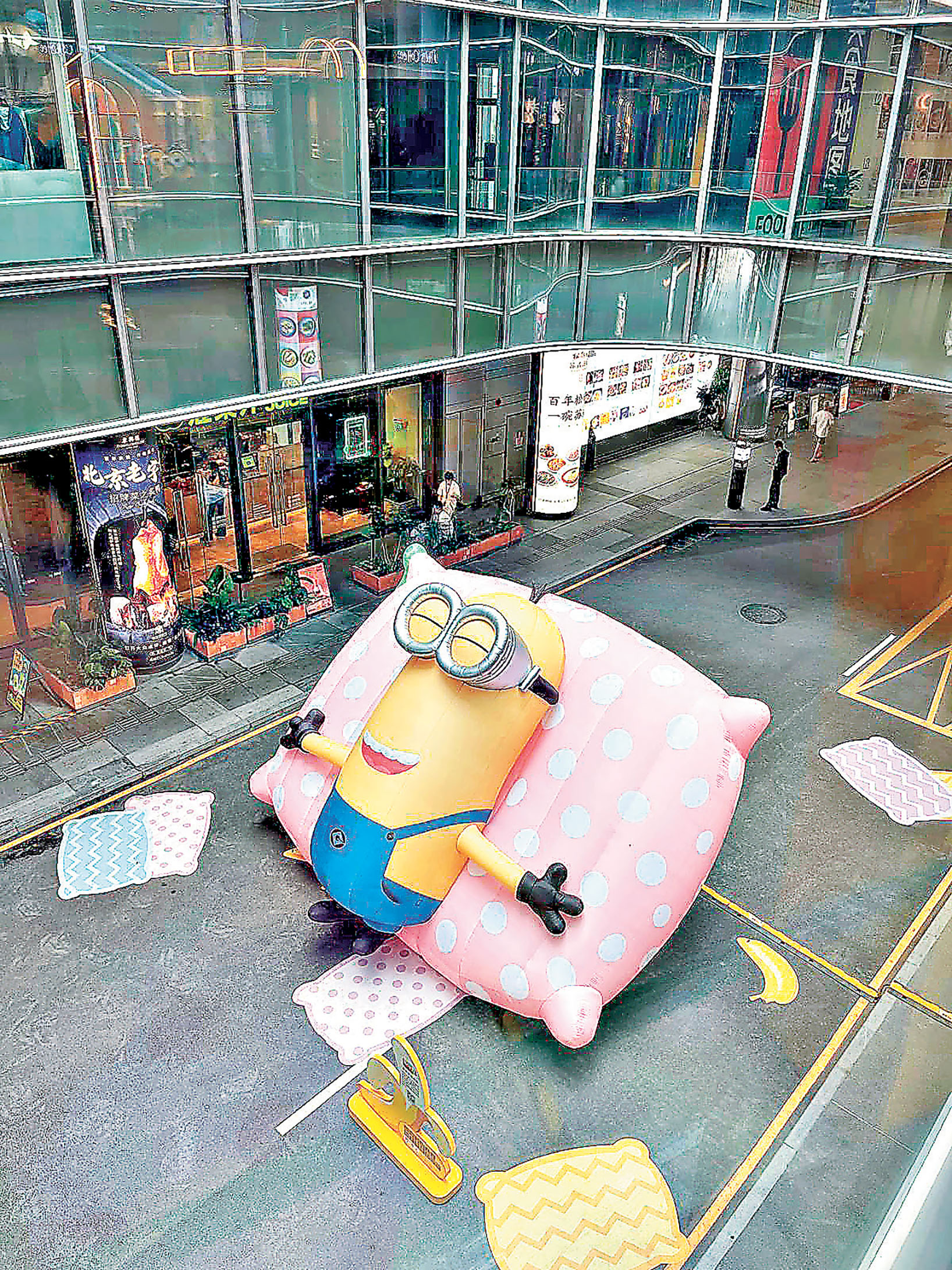 ■巨型Kevin於外街躺平放空，爽到無朋友。