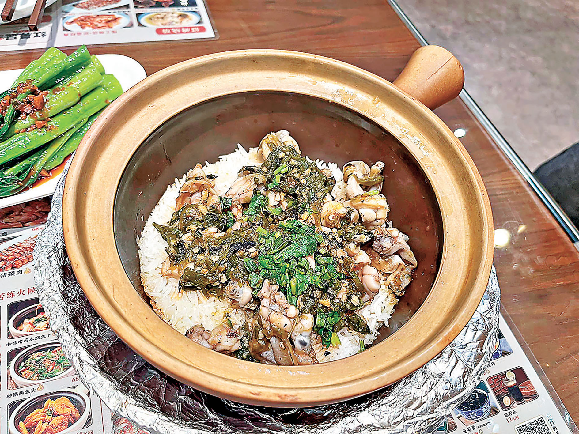 ■特調燒椒醬是田雞煲仔飯的靈魂。