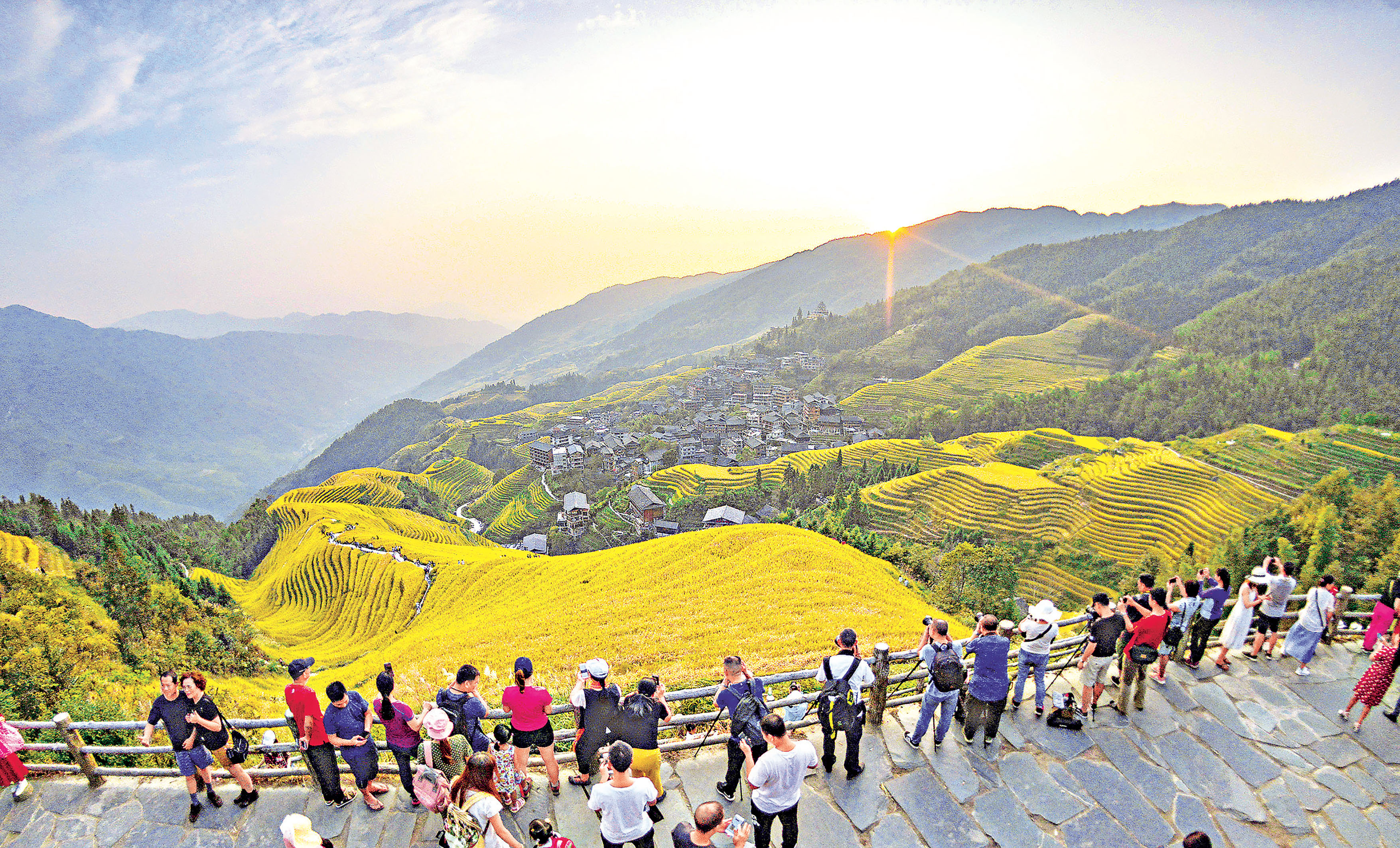 ■龍脊梯田層層疊疊的曲線從山腳一直圍繞到山頂。