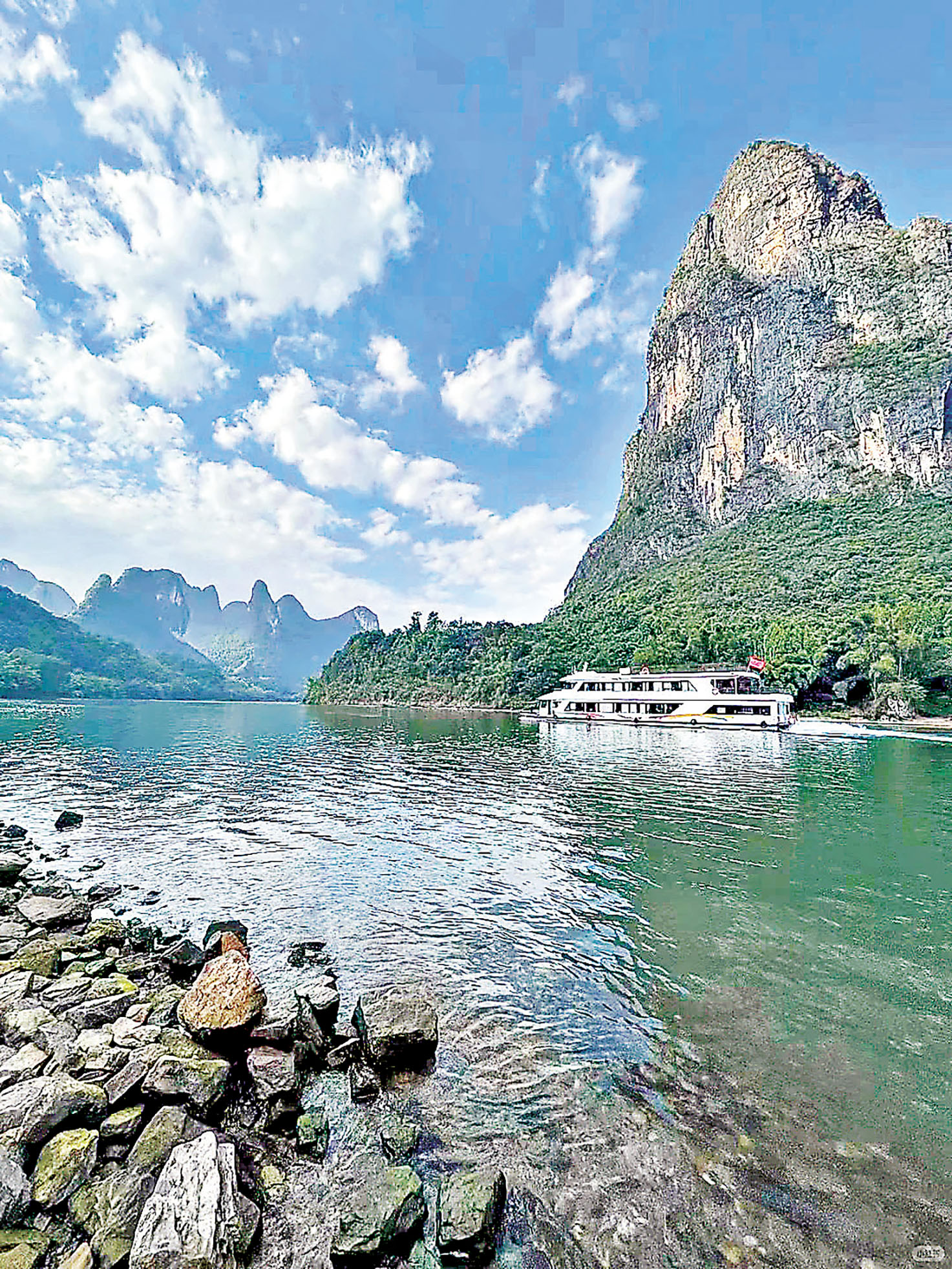 ■乘搭四星豪華船遊灕江，感受「百里畫廊」的山水奇景。