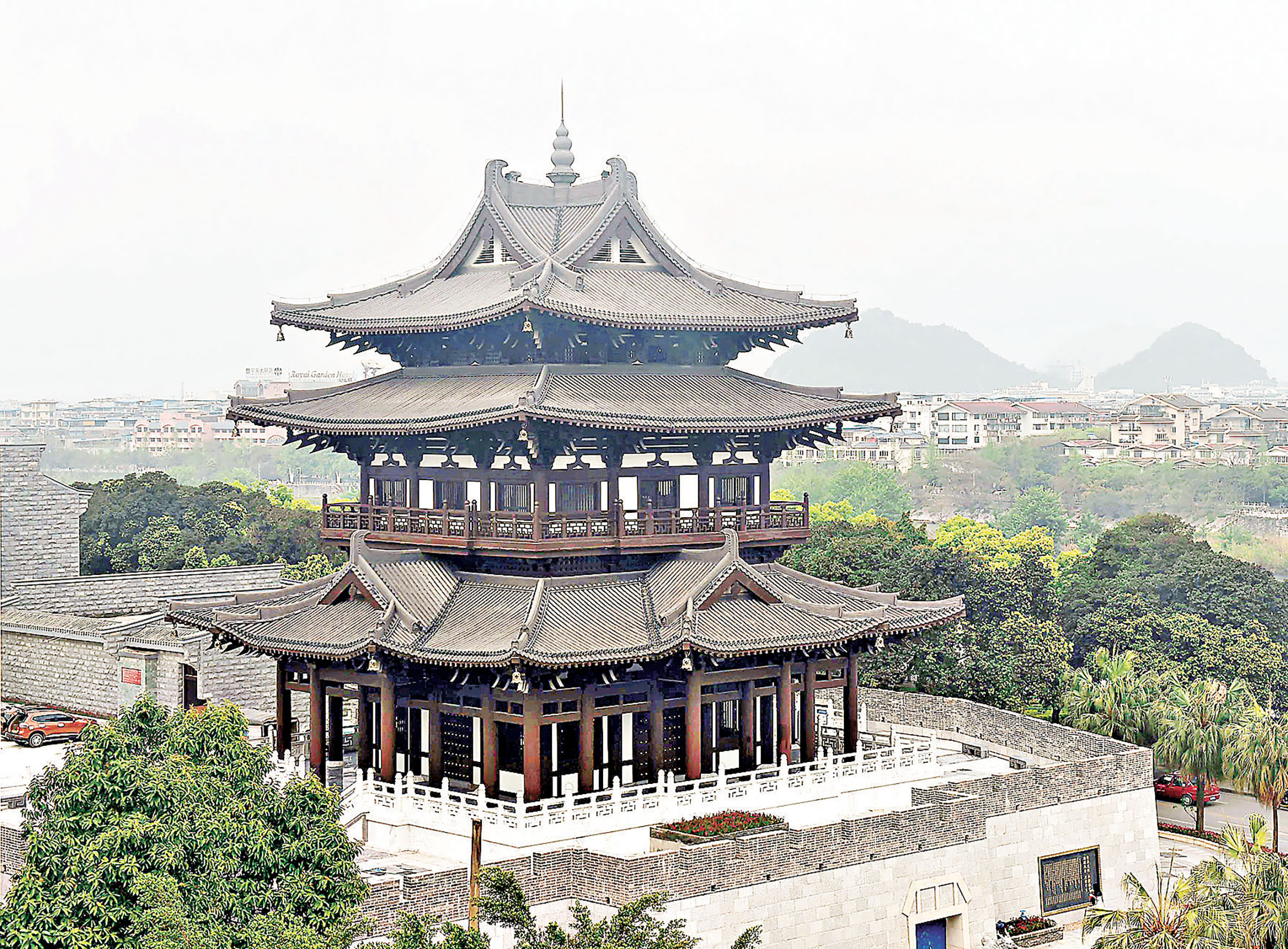 ■桂林巿逍遙樓屹立在灕江旁，是重建的唐代建築。