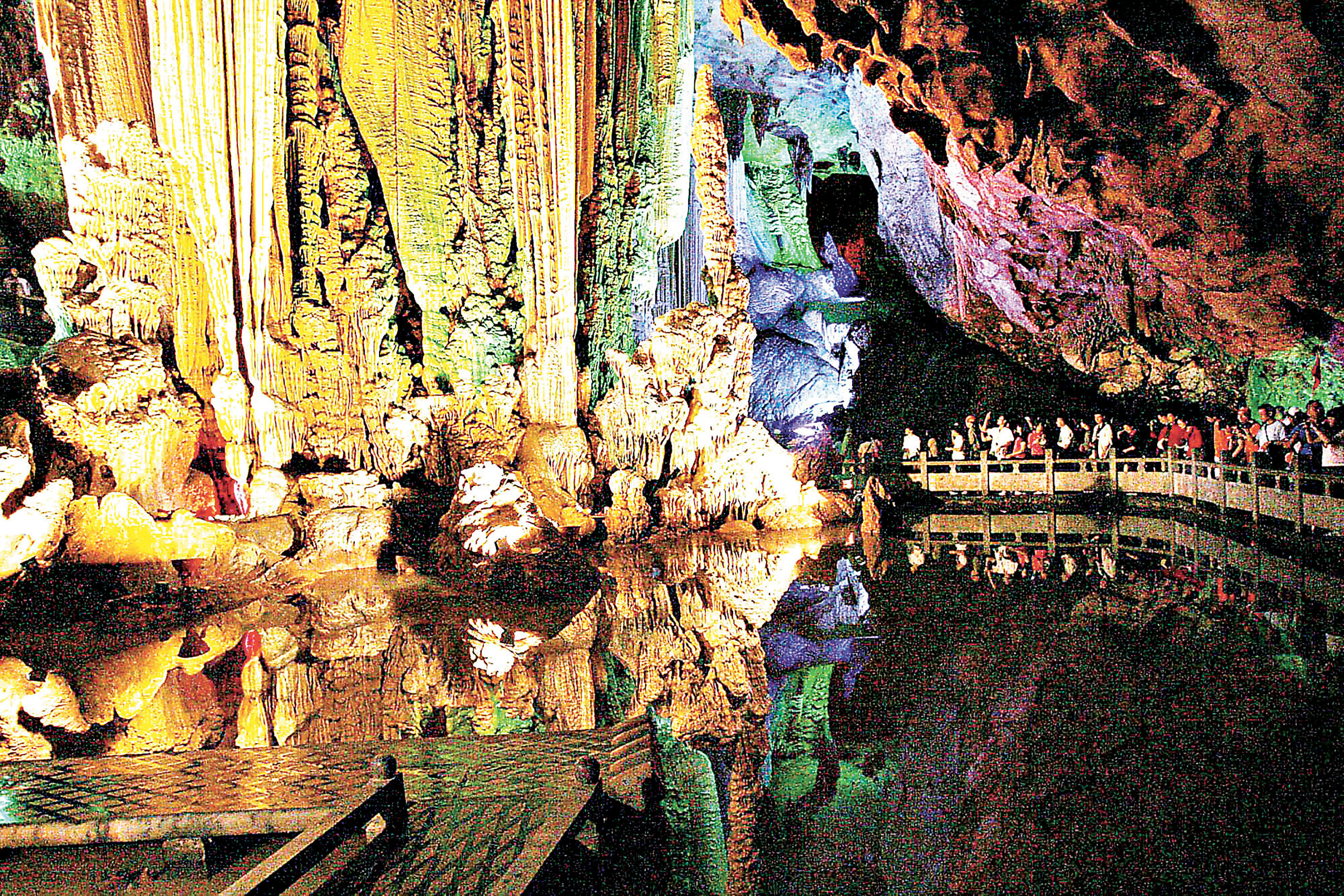 ■陽朔的世界溶洞奇觀銀子岩。