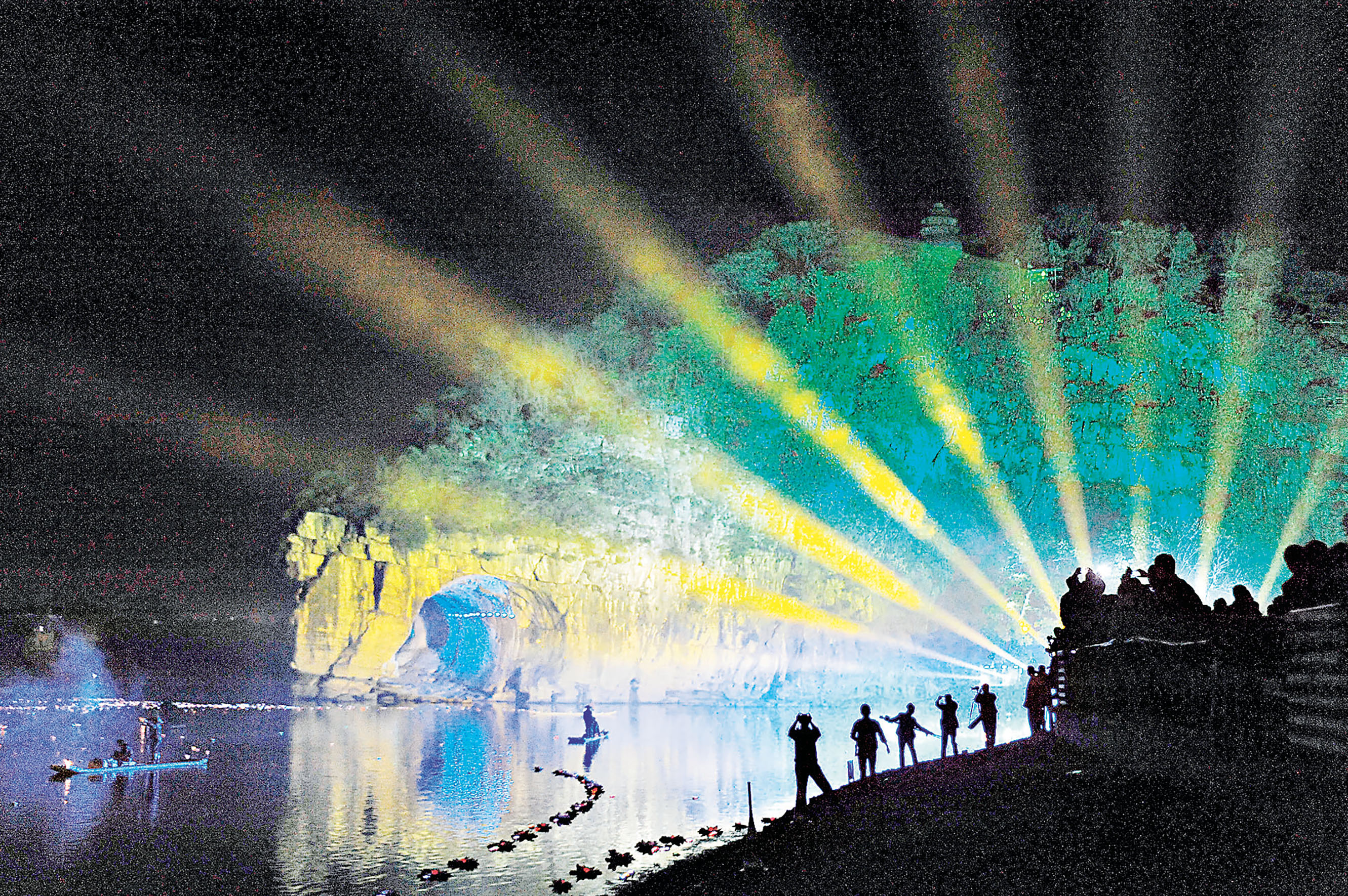 ■象鼻山在燈光效果襯托下，夜色璀璨奪目。