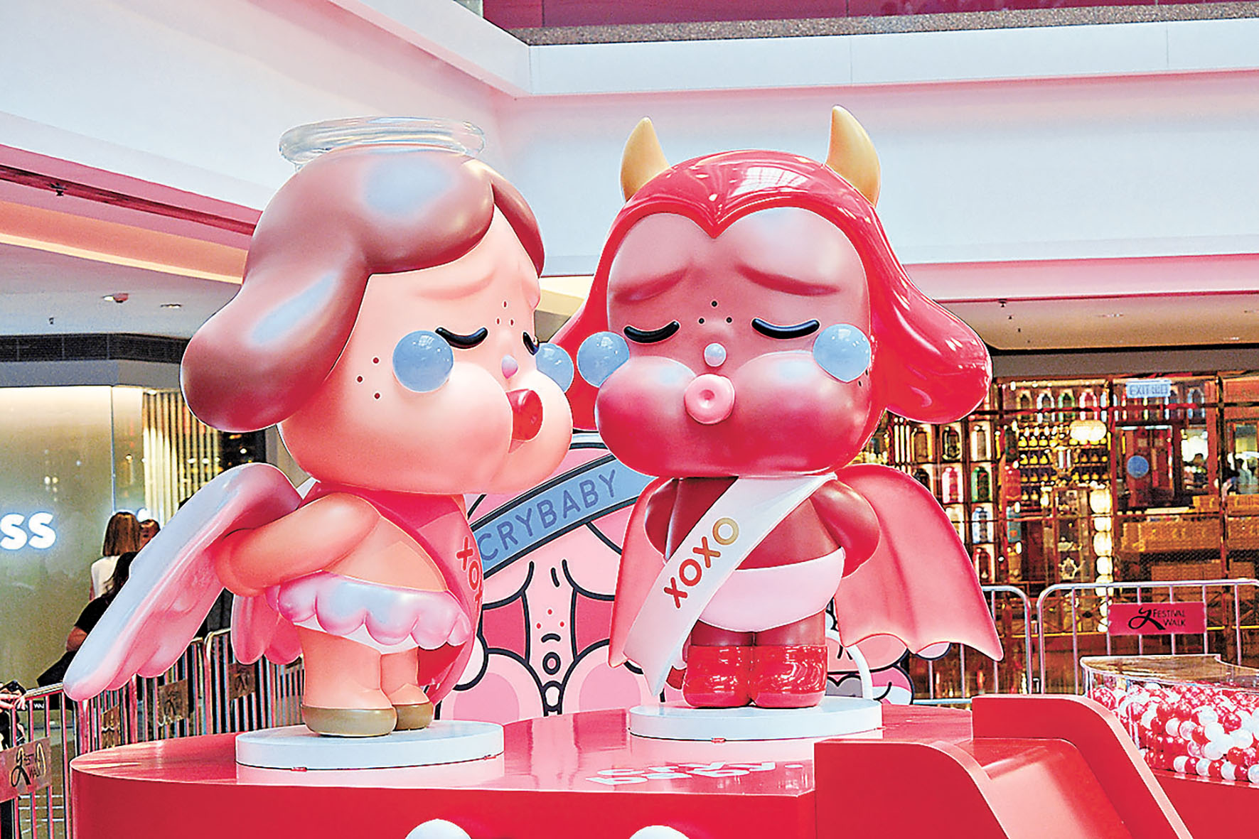 ■巨型CRYBABY打卡位，至啱影相。   中通社