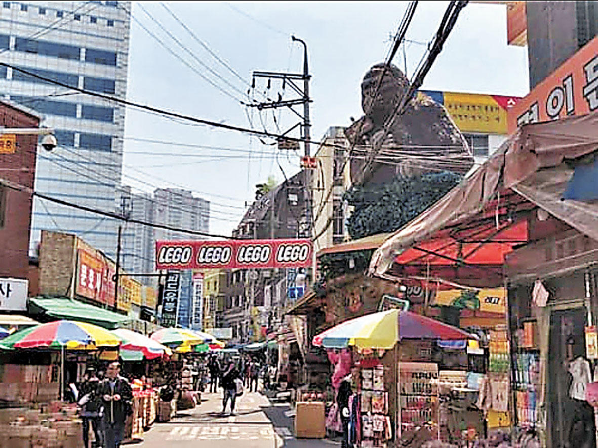 ■東大門玩具街大大個金剛裝飾。