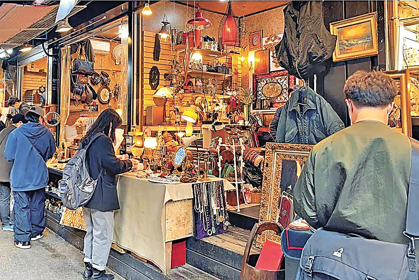 ■二手店有名畫及燈飾出售。