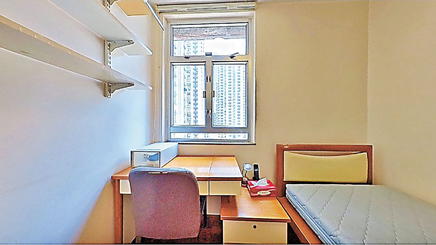 ■睡房書桌靠近睡床。