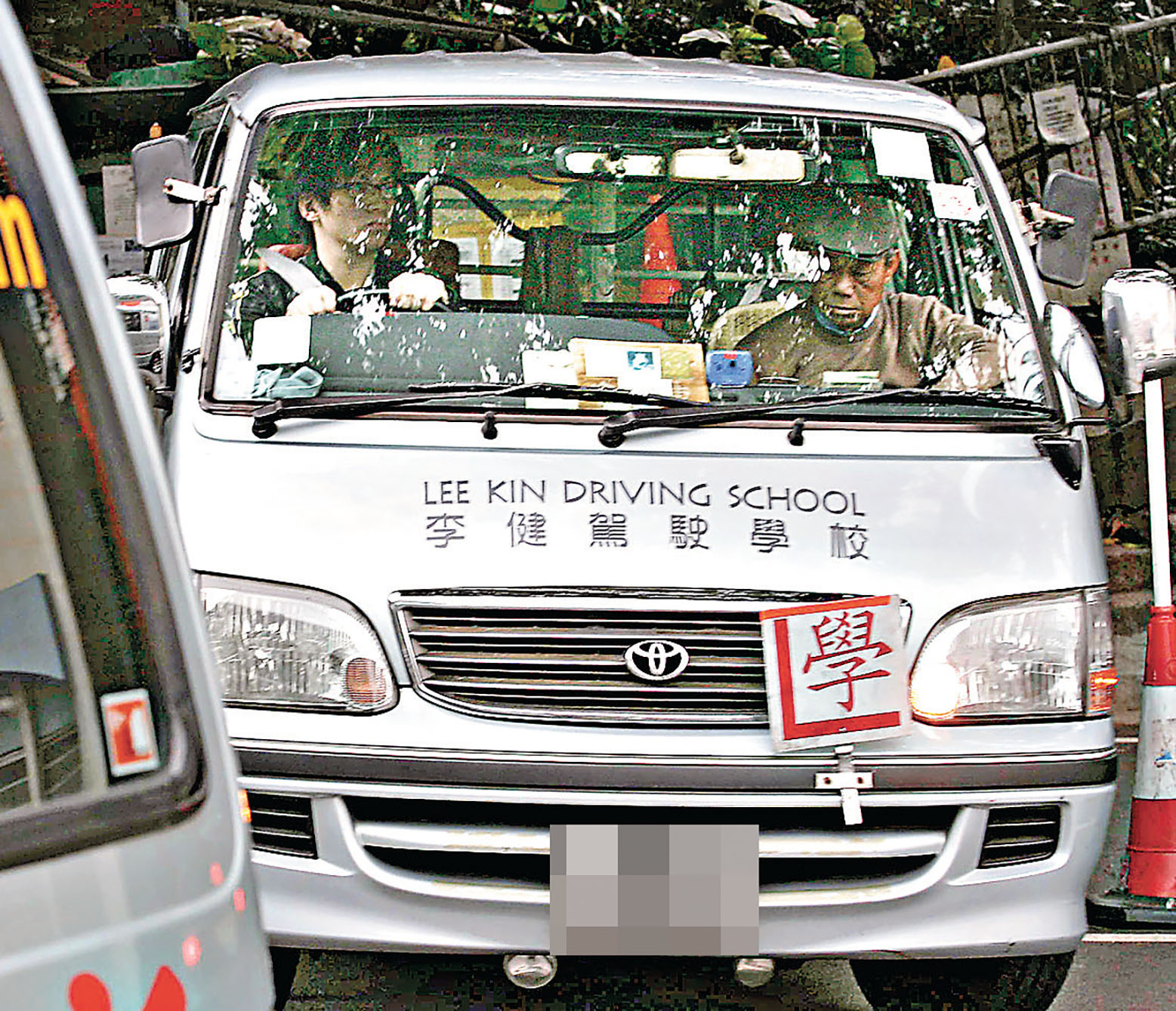 ■李健駕駛學校教車師傅團隊約200人。