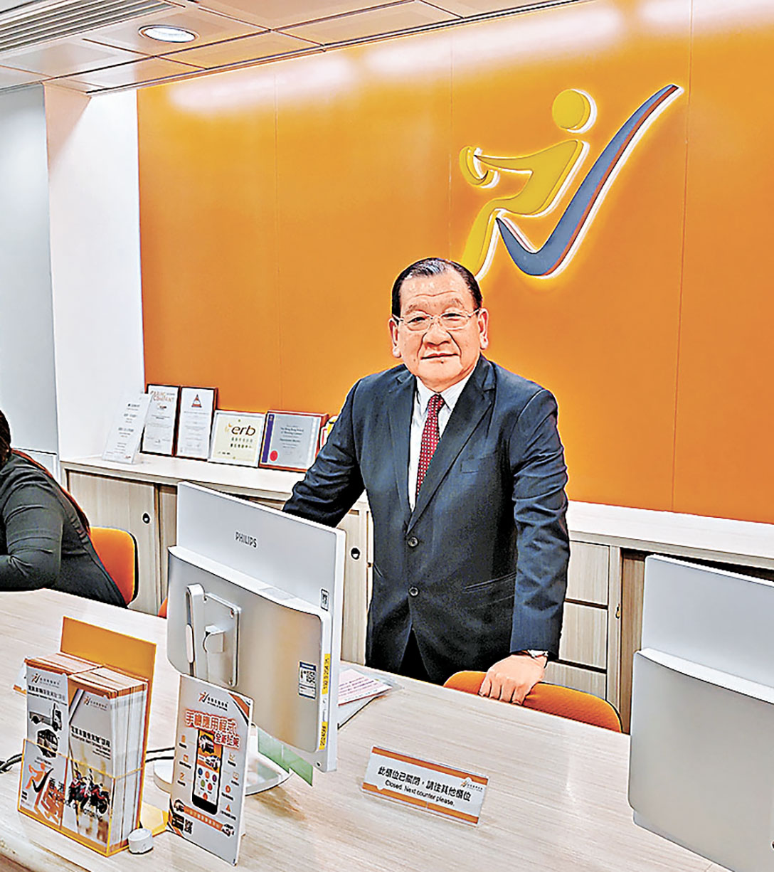 ■朱燦培表示，該校雖較坊間個別駕校學費貴一倍，但物有所值。