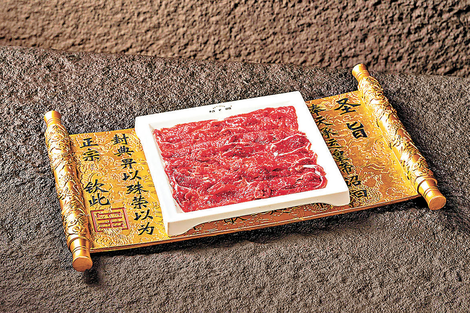 ■特製聖旨盤，盡顯皇家氣派。