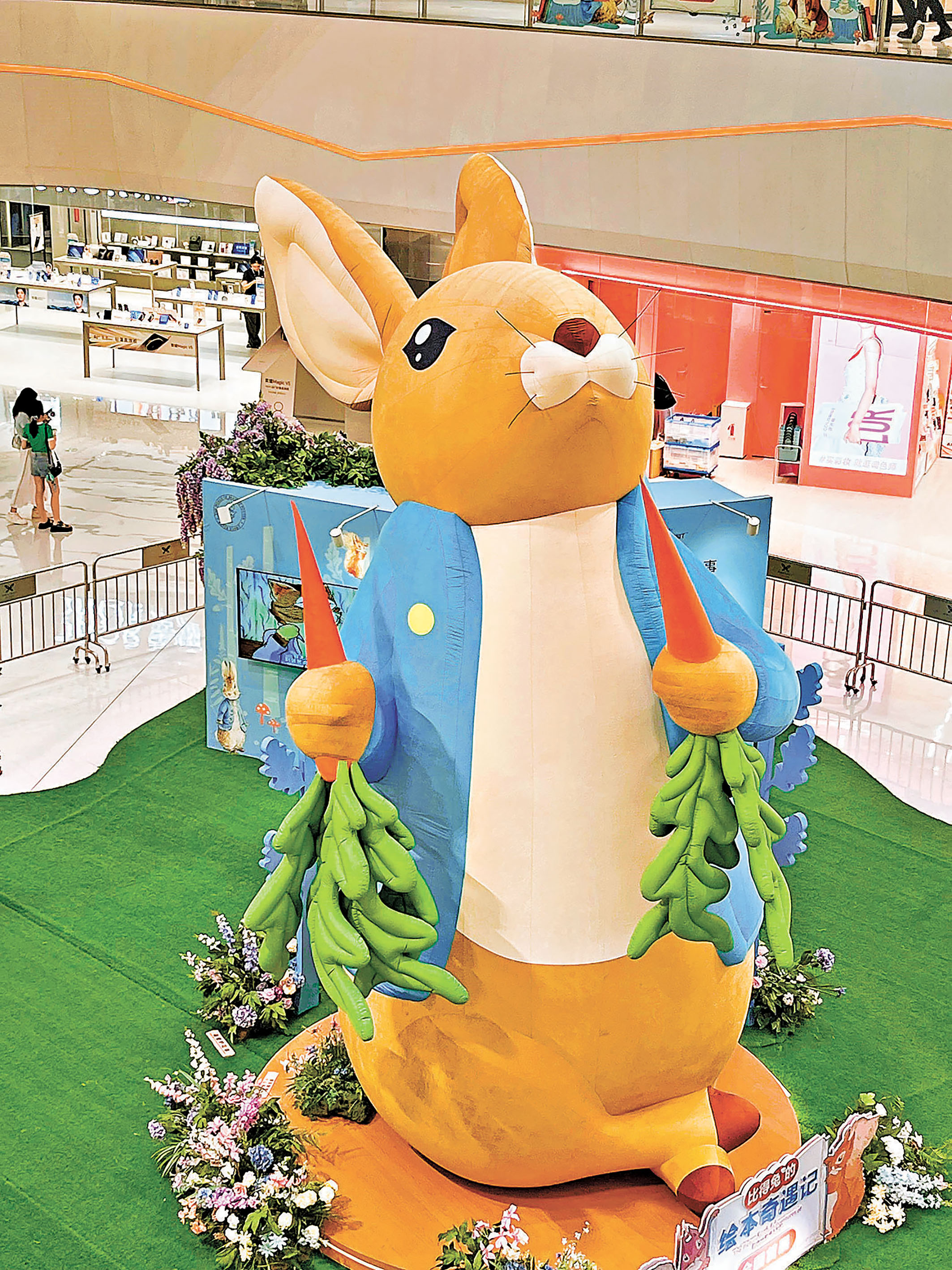■3米高巨型吹氣比得兔從繪本世界跳入商場。