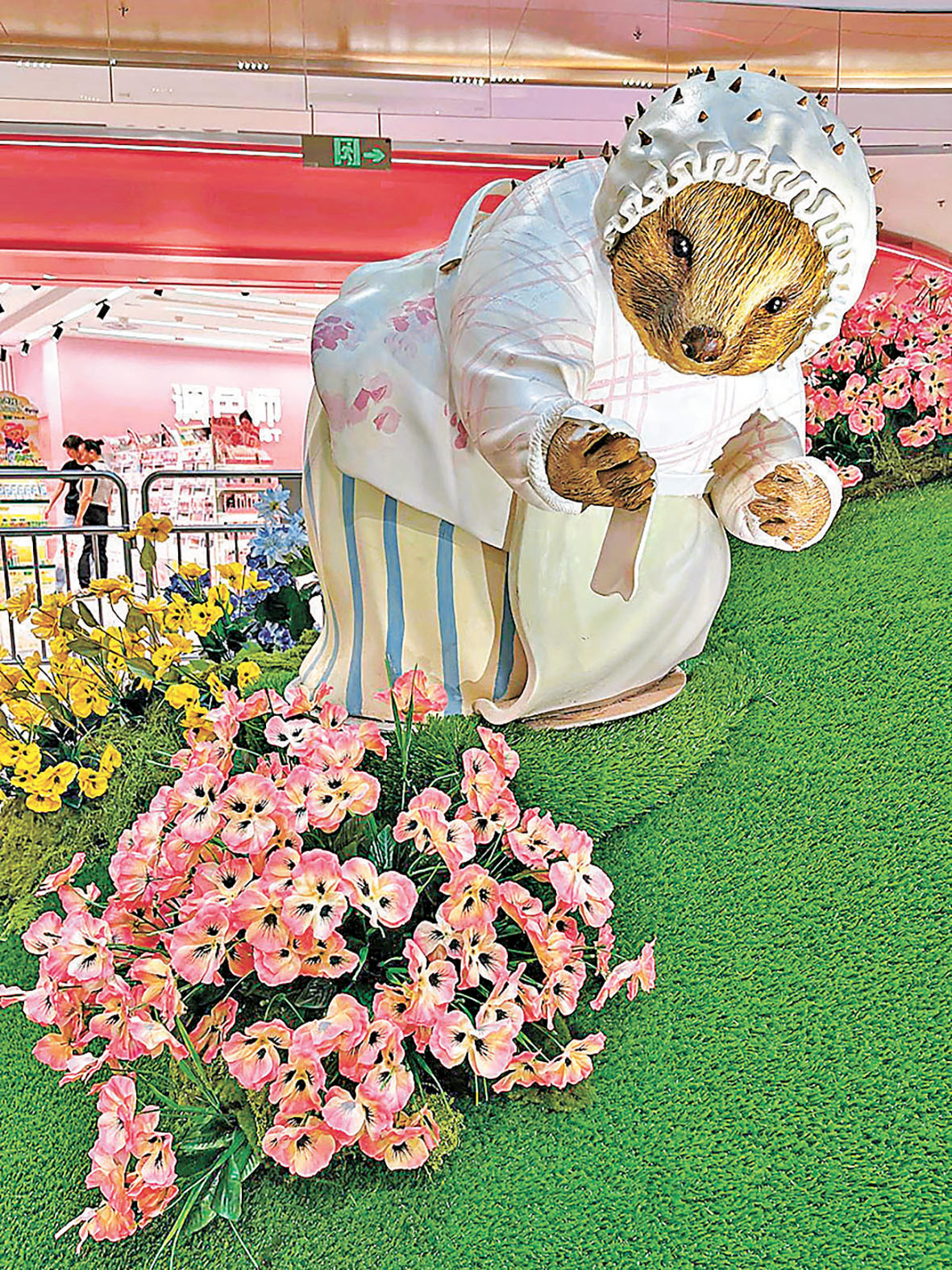 ■溫婉慈祥的刺蝟夫人在田園中靜候大家。