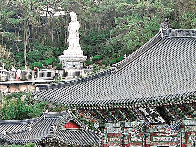 ■海東龍宮寺內的10米高觀音菩薩像。