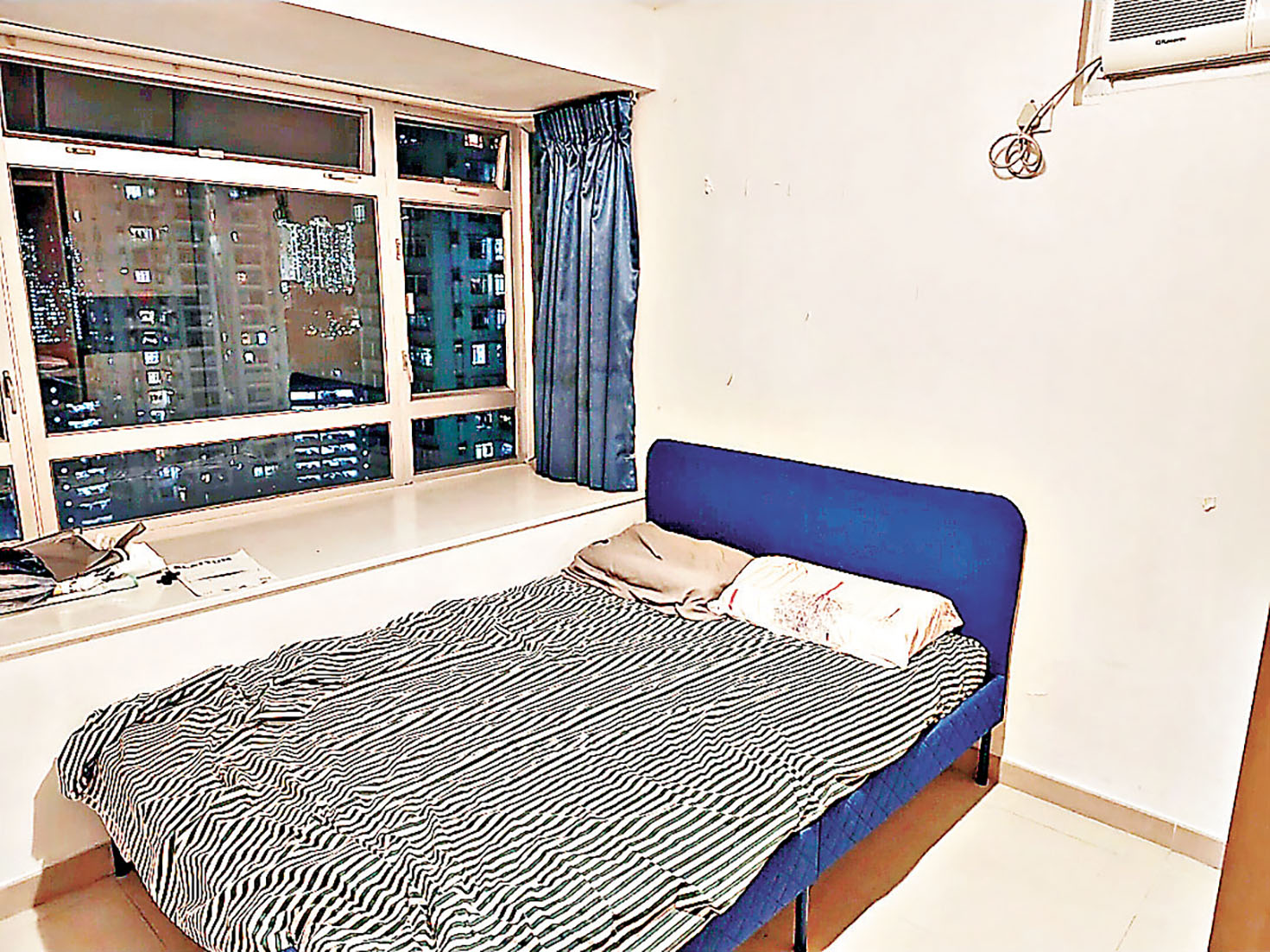 ■睡房四正，大床靠近窗台邊。