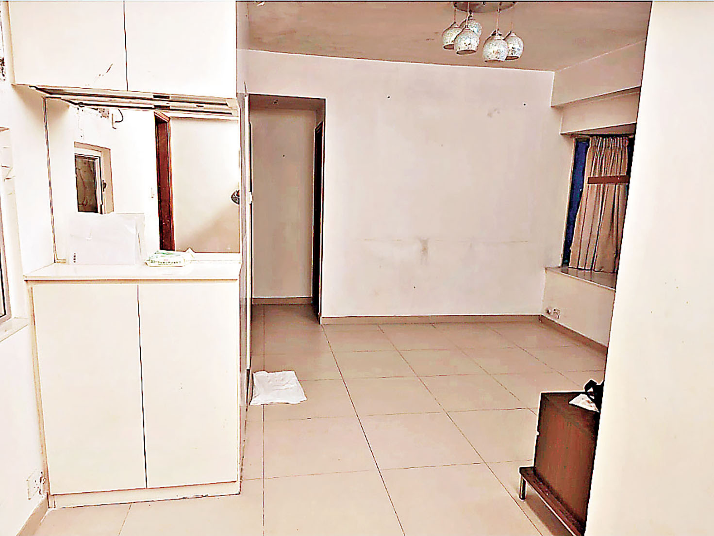 ■臨近大門口放置C字裝飾櫃。