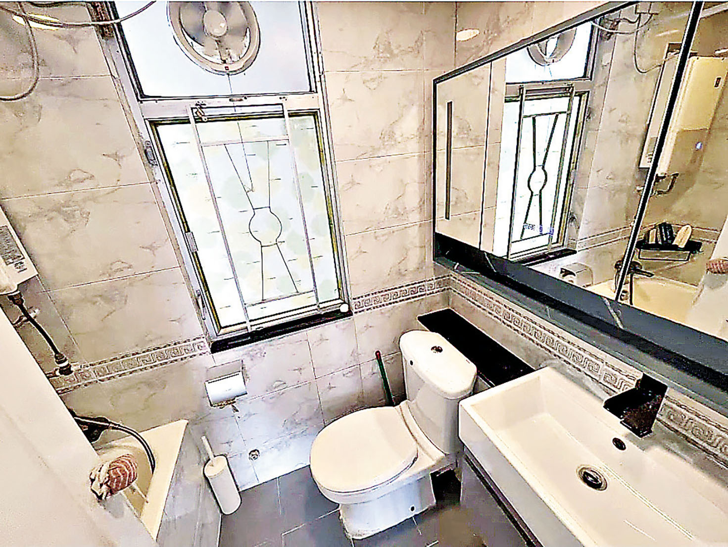 ■廁所屬明廁，採用浴缸。