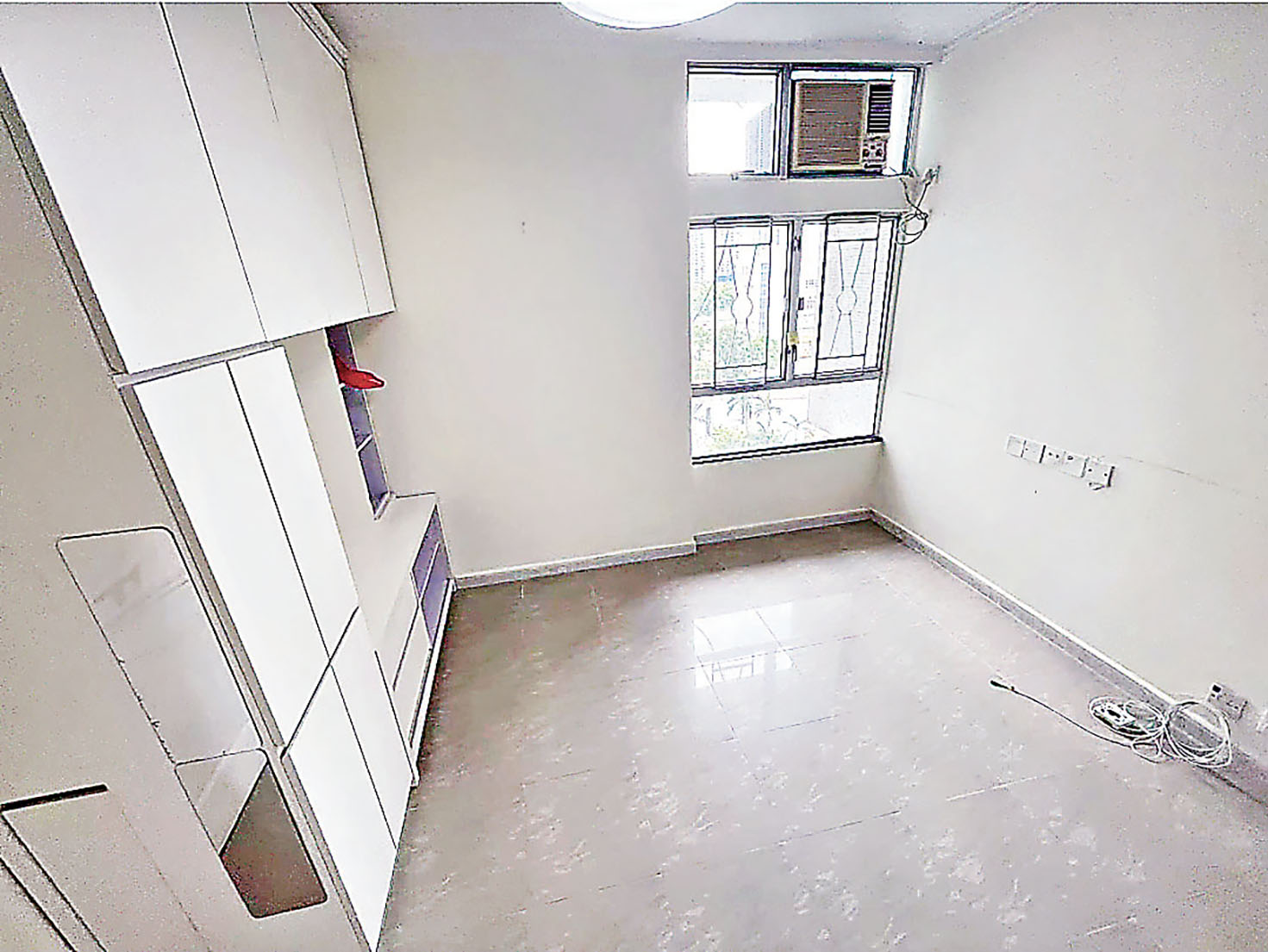 ■客廳闊落，陽光可直射入室內。