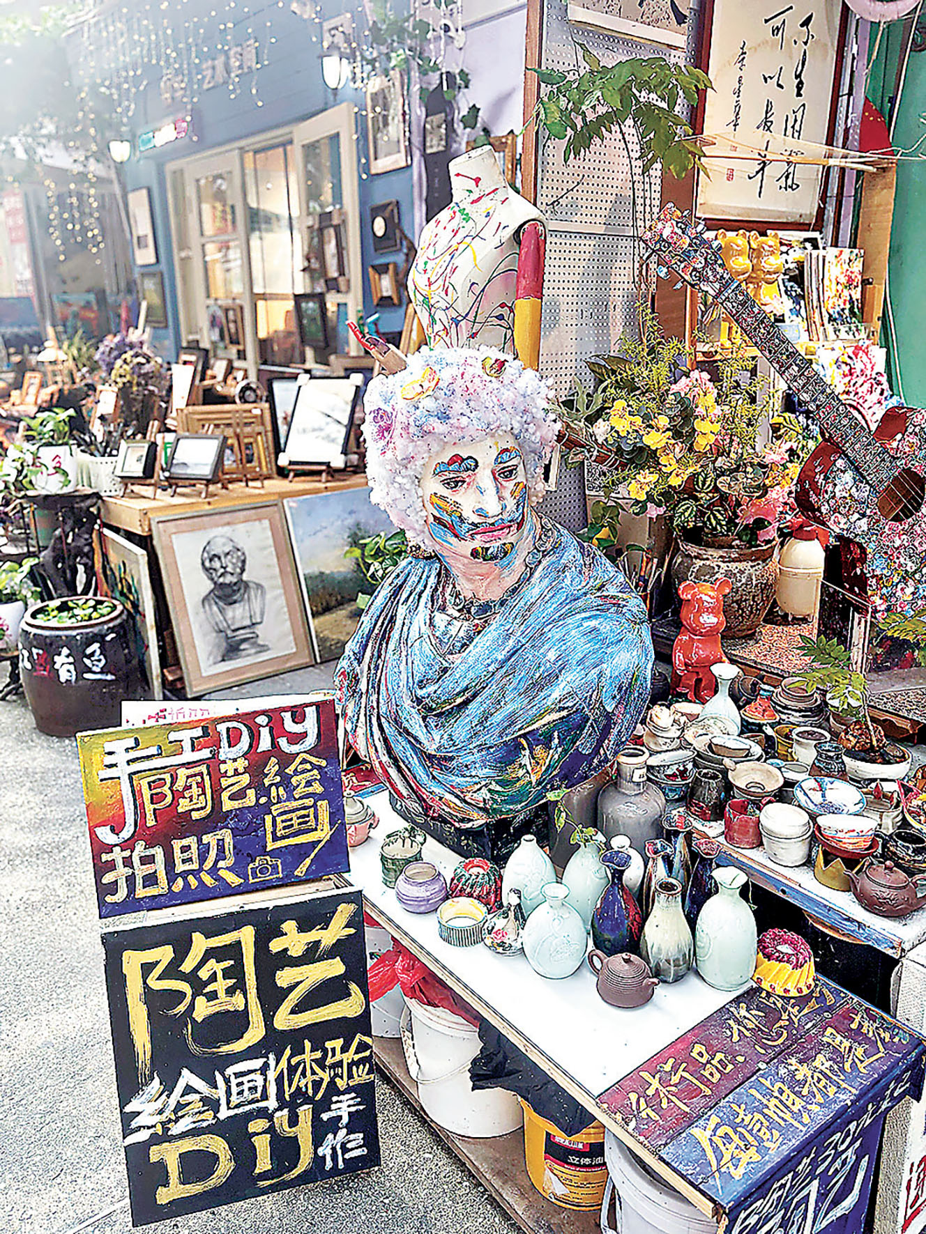■油畫村內處處有藝術品。