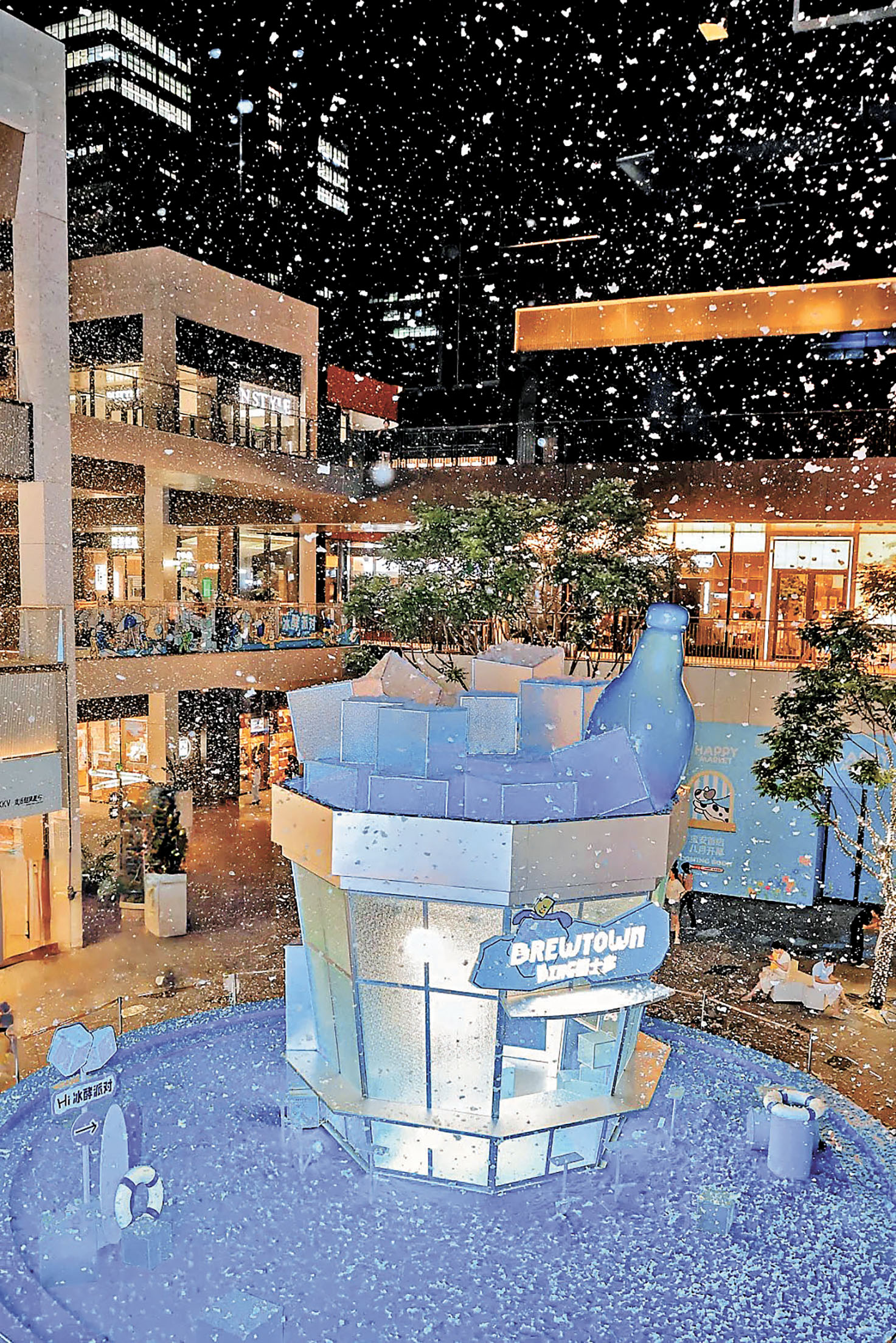 ■巨型冰桶配合夜幕下一場風花雪，即時浪漫滿分。