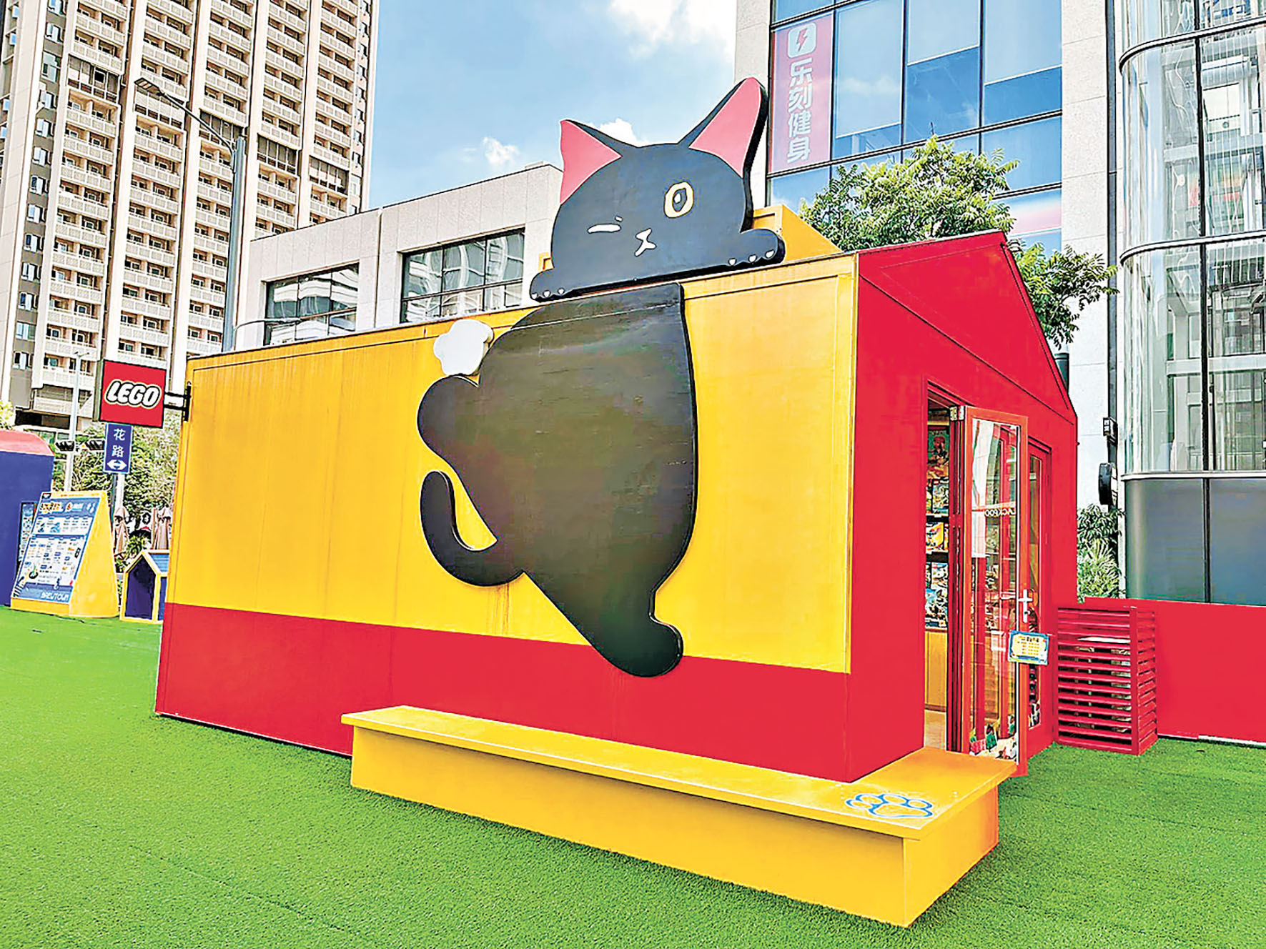 ■樂高快閃店外牆有黑貓加持，充滿萌寵元素。
