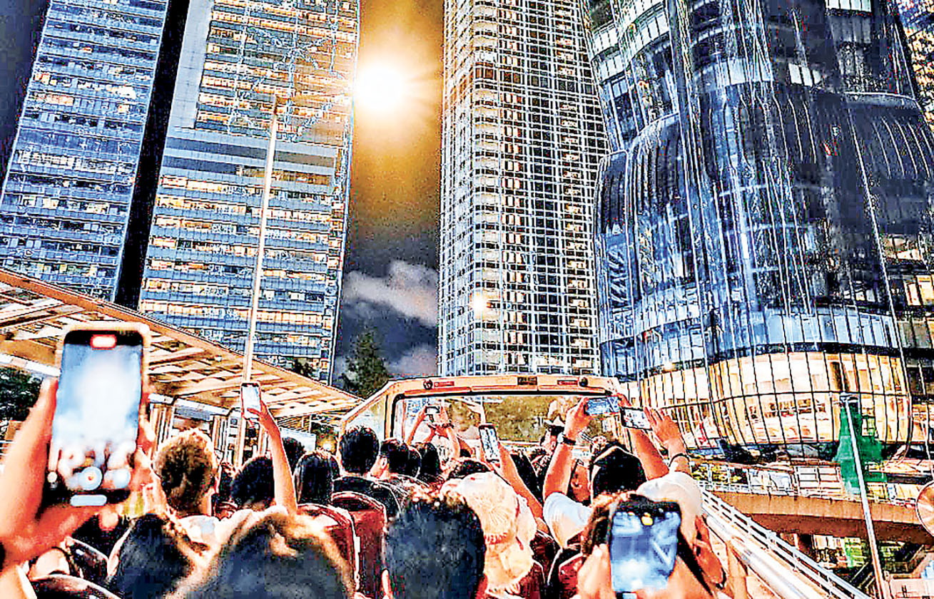 ■在落日飛車上觀賞香港的璀璨夜色。 旅發局圖片