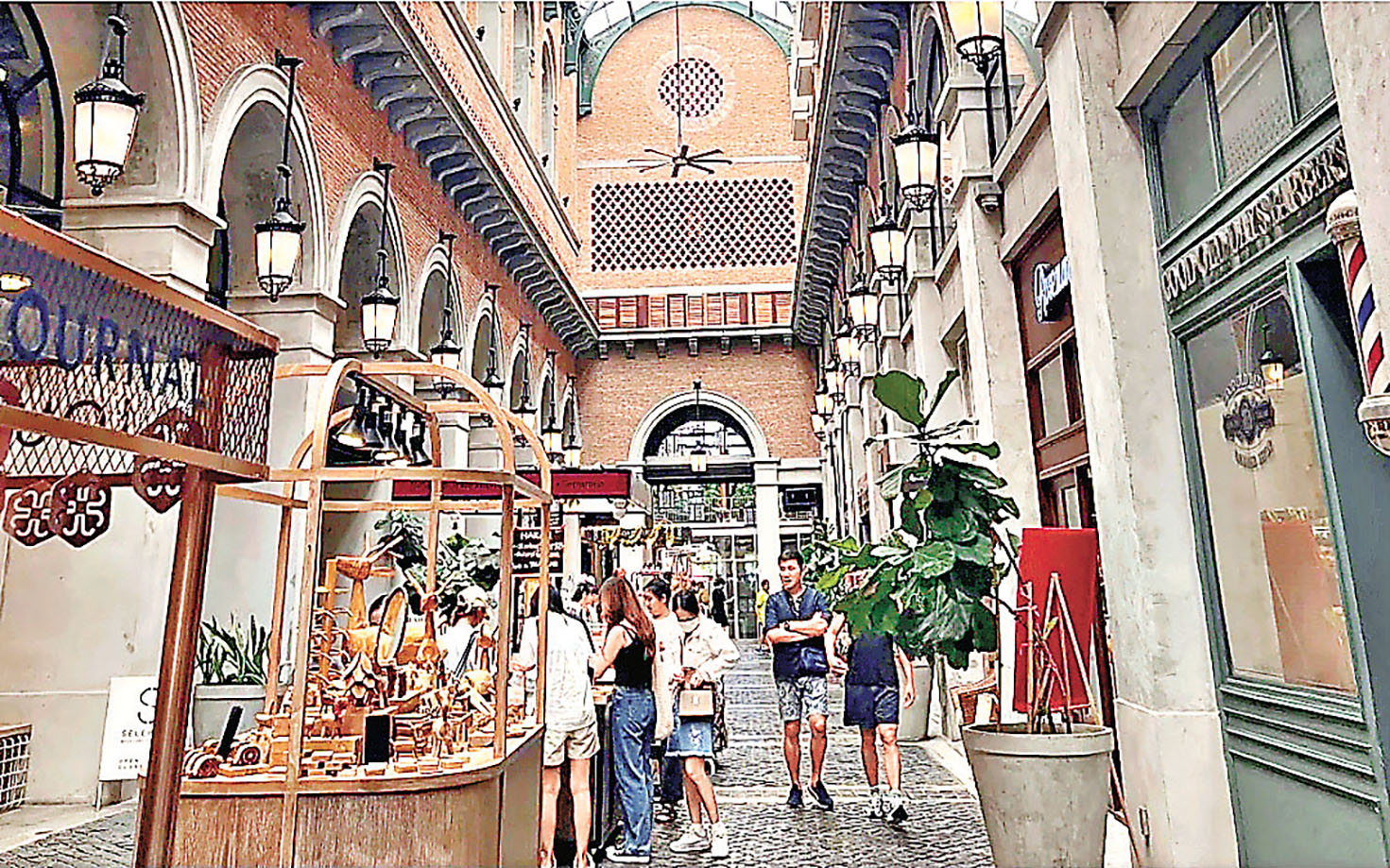 ■尼曼一號商場內的小攤檔。