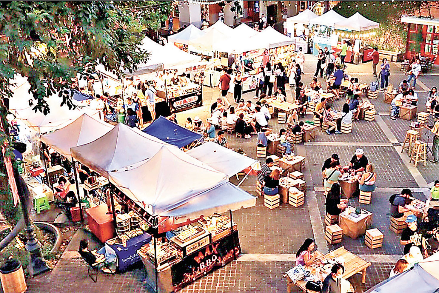 ■尼曼一號商場中央廣場逢假日舉行市集。