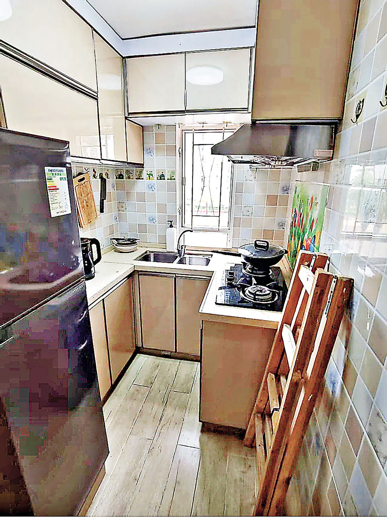 ■廚房牆身鋪上瓷磚。