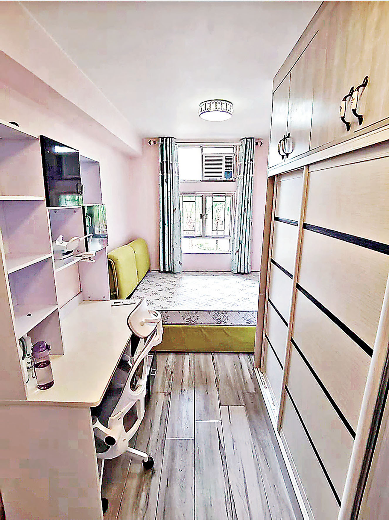 ■長方形睡房放置書枱及高身衣櫃。