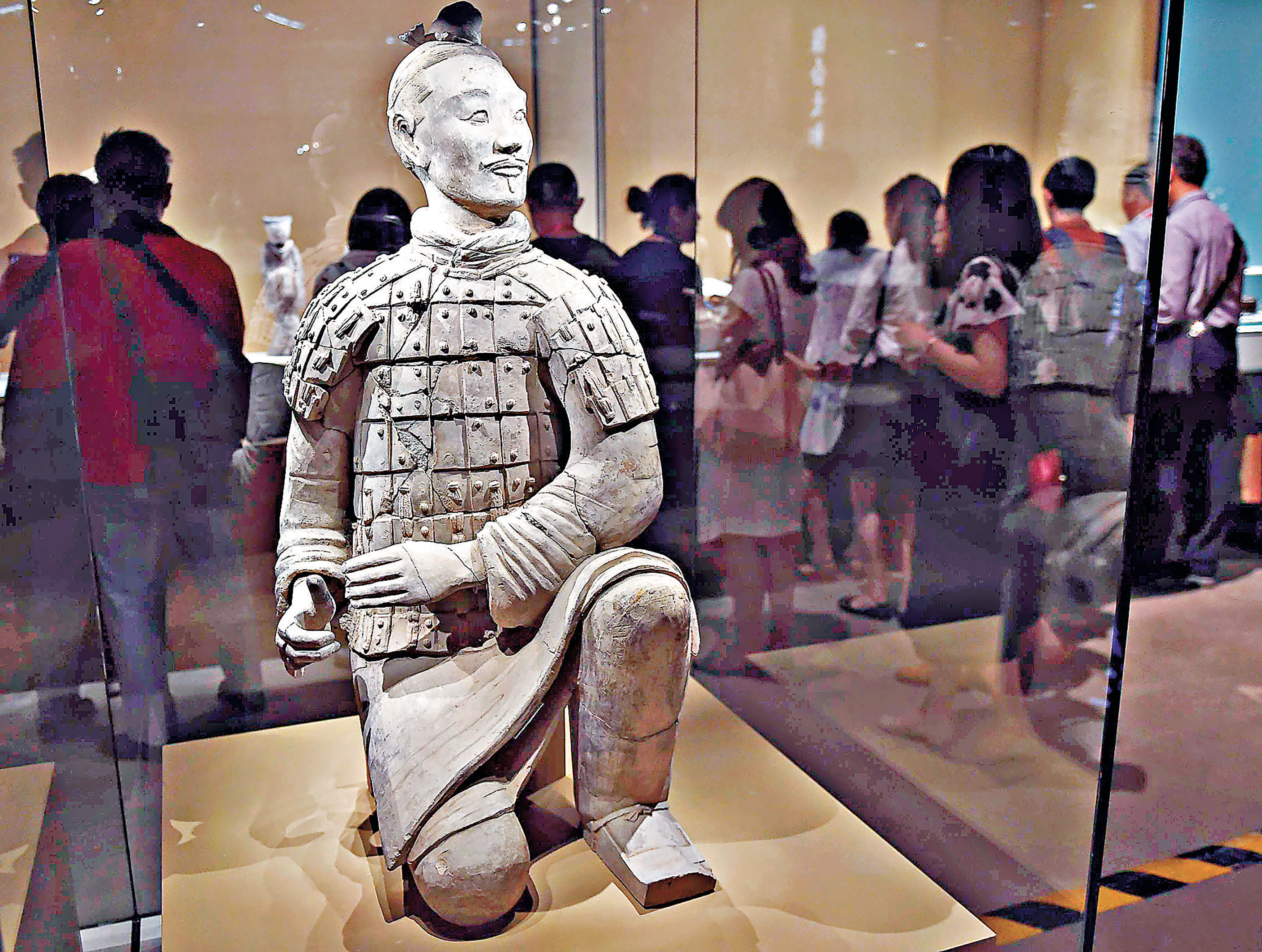 ■秦始皇陵兵馬俑1號坑出土的跪射俑單膝跪地，英氣十足。