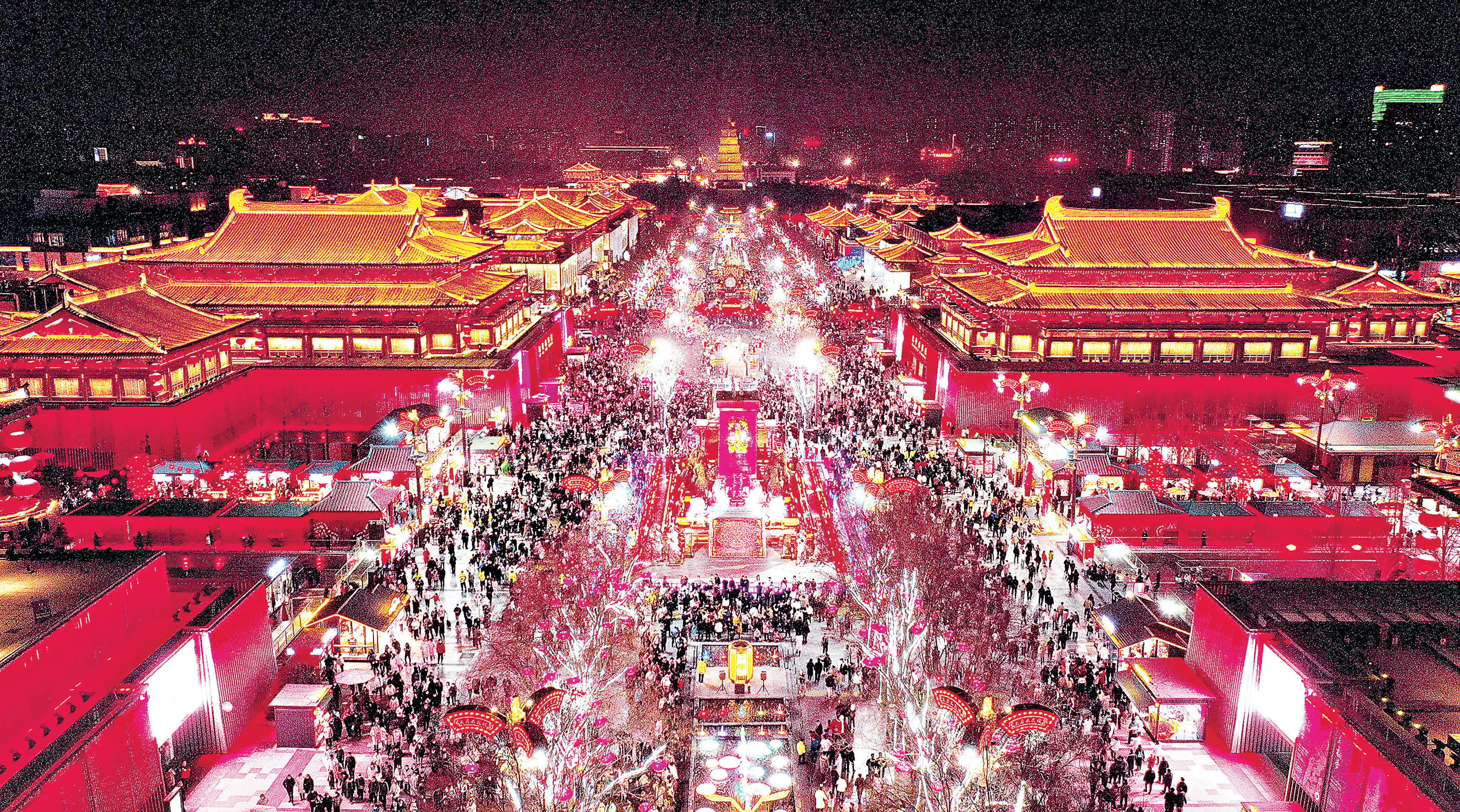 ■華燈初上的大唐不夜城重現古代的繁華。