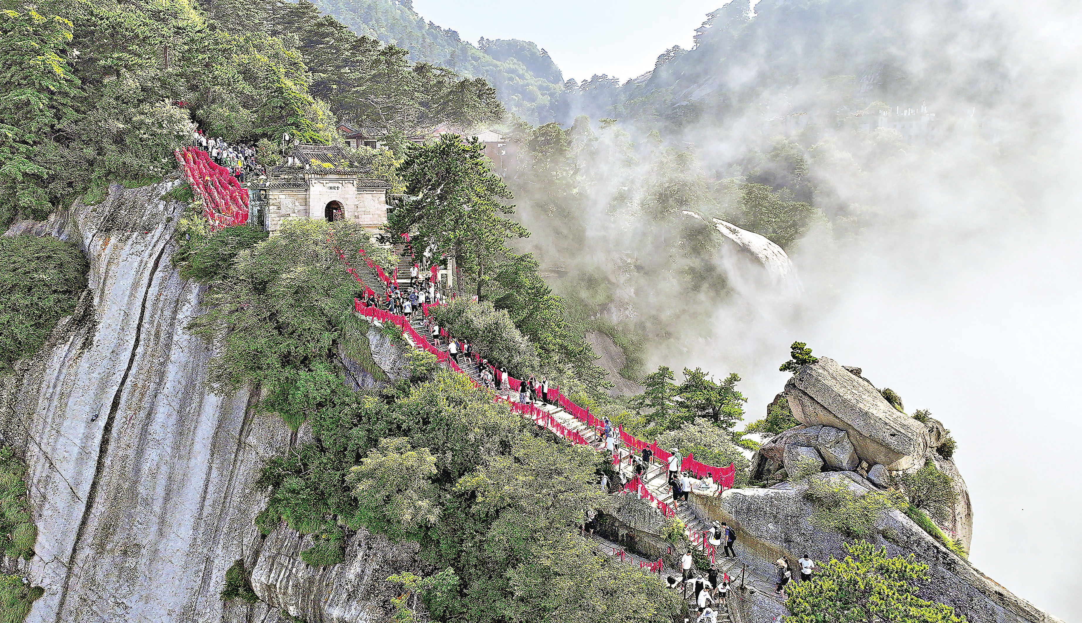 ■華山北峰金鎖關登山路兩旁紅繩彩線，迎風搖曳。