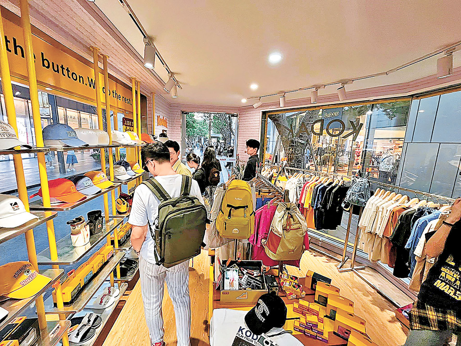 ■快閃店於閒日傍晚也擠滿顧客。