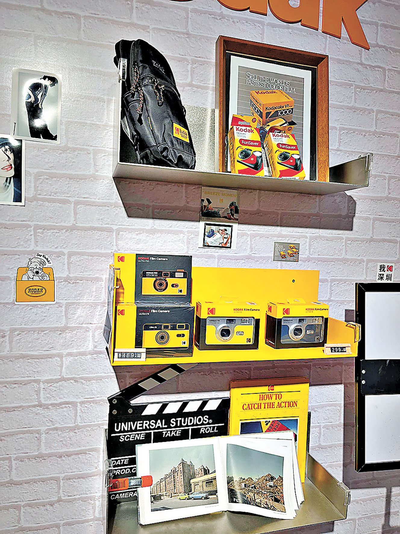 ■店家售賣背包及不同菲林相機，復古控難以抗拒。