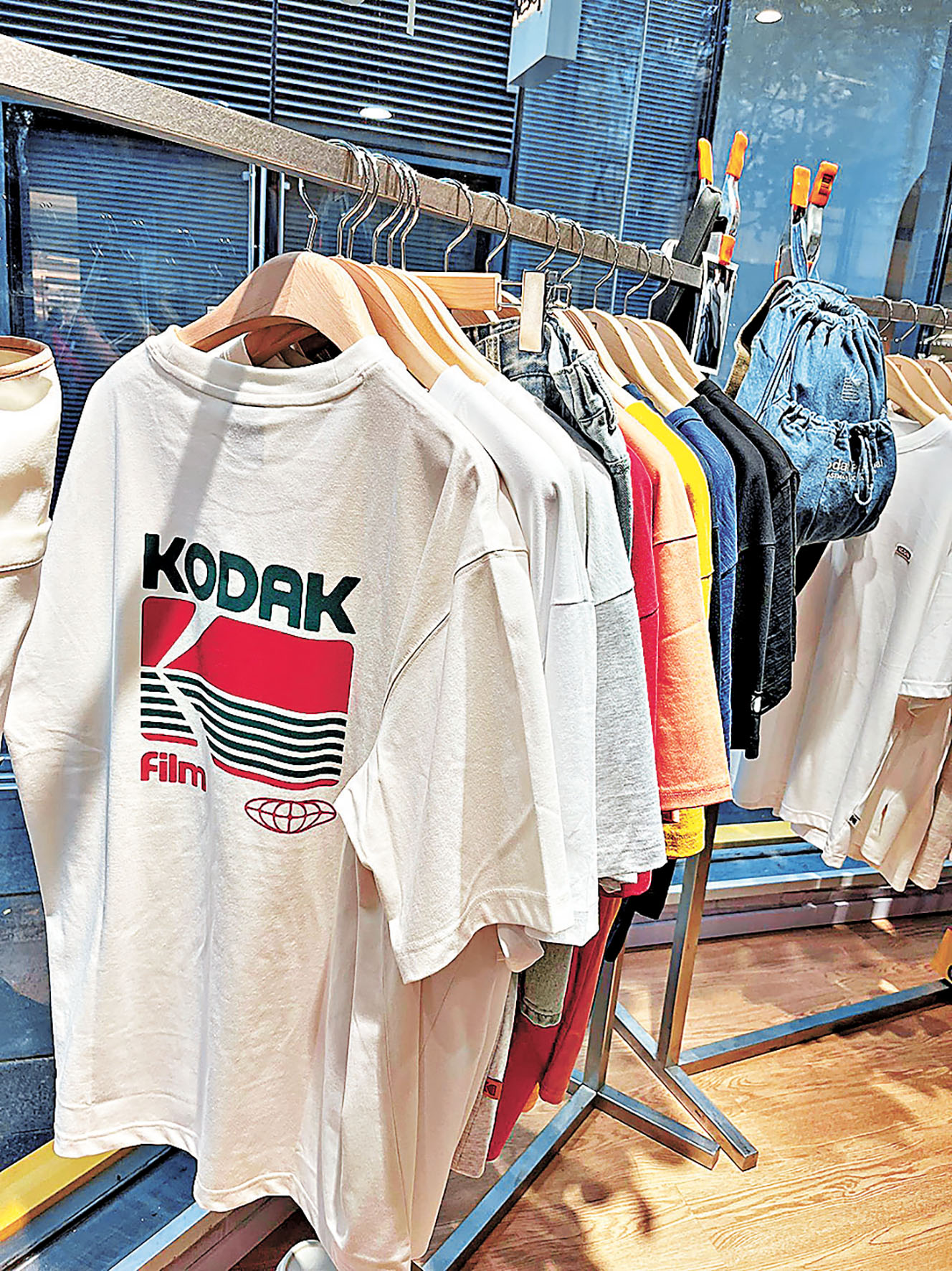 ■招牌柯達T恤配短褲可謂絕佳戶外穿搭。