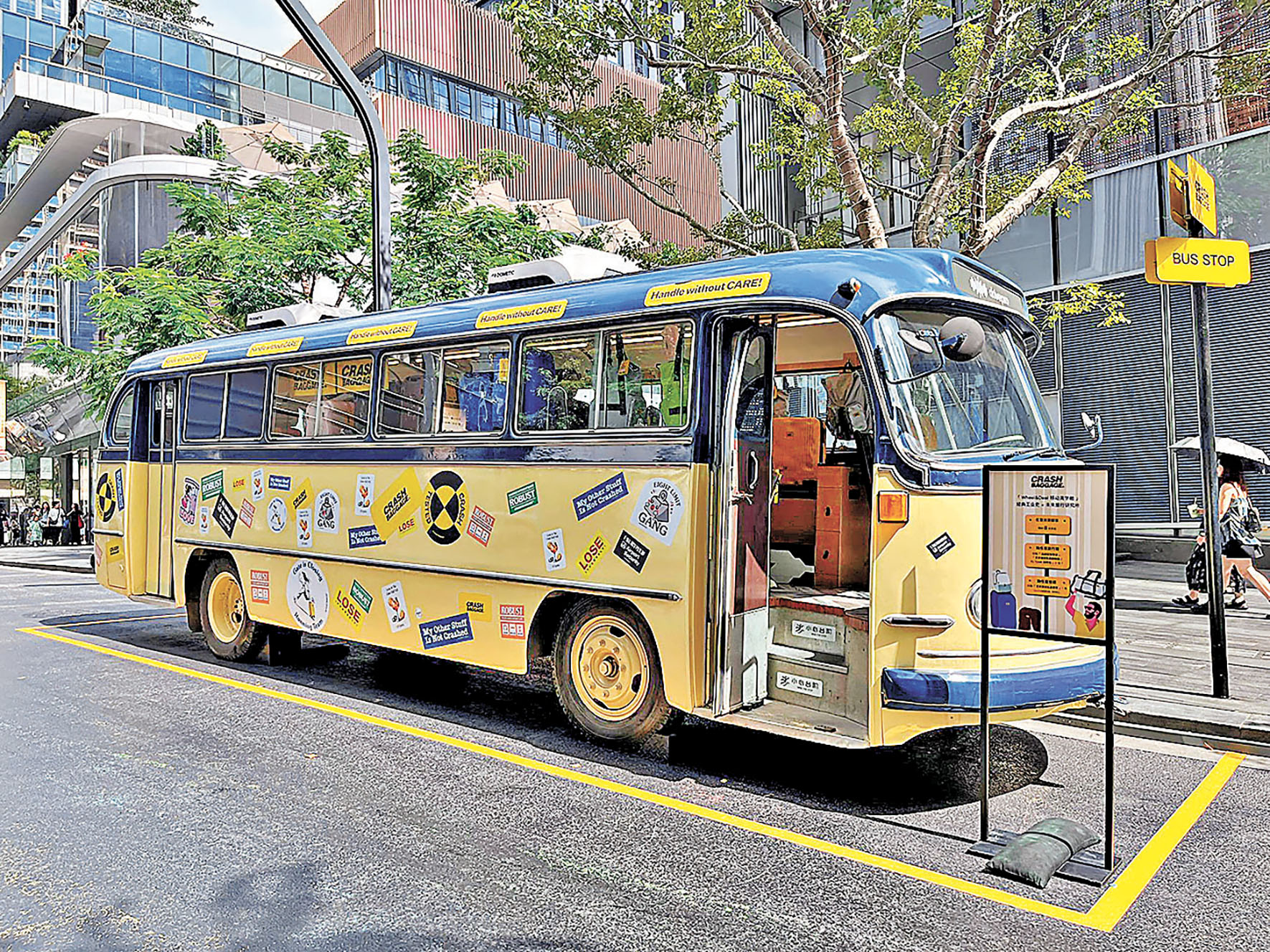 ■貼滿行李箱貼紙的單層巴士吸引不少遊人打卡。