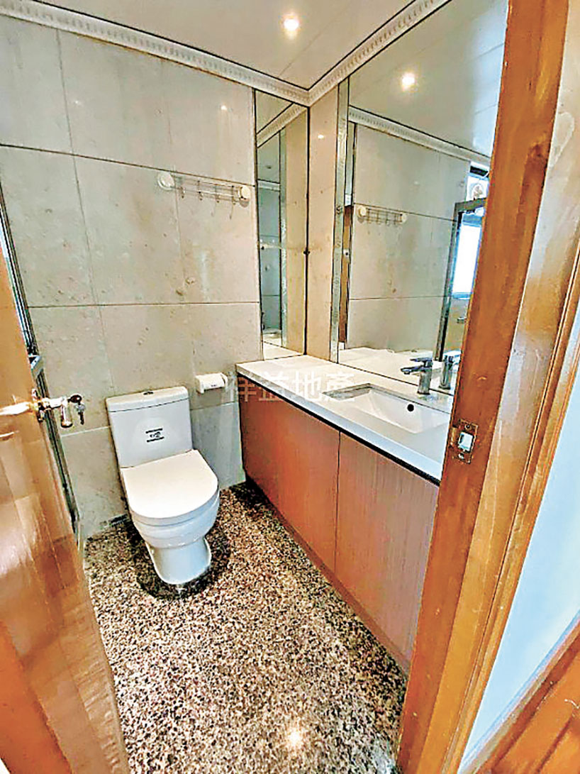 ■廁所有大型梳妝鏡。