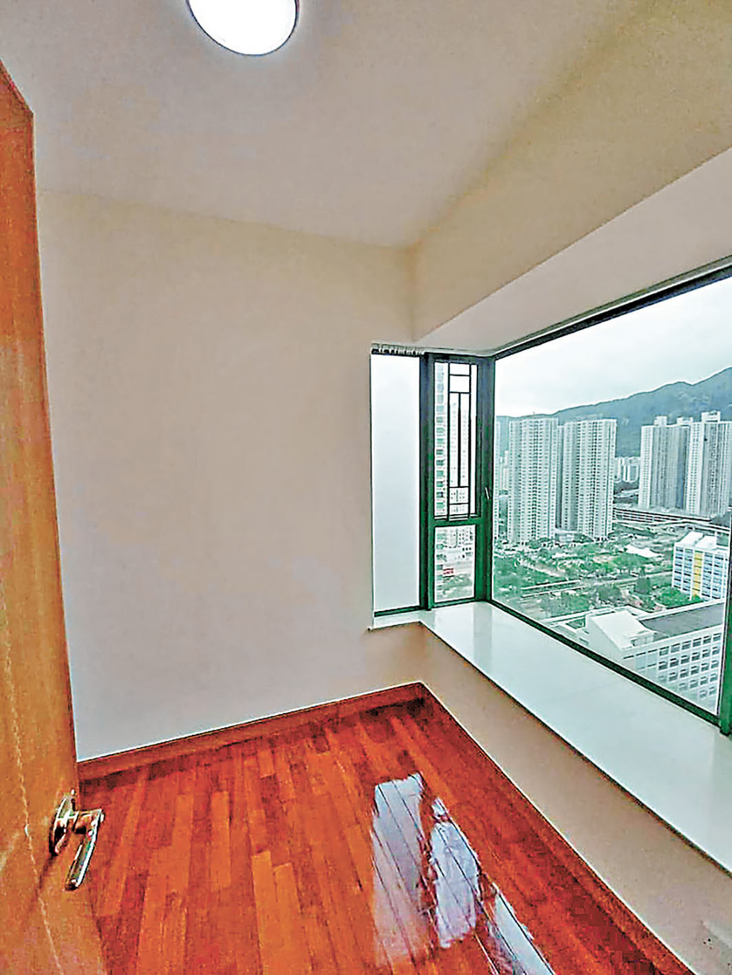 ■睡房有大玻璃窗台。