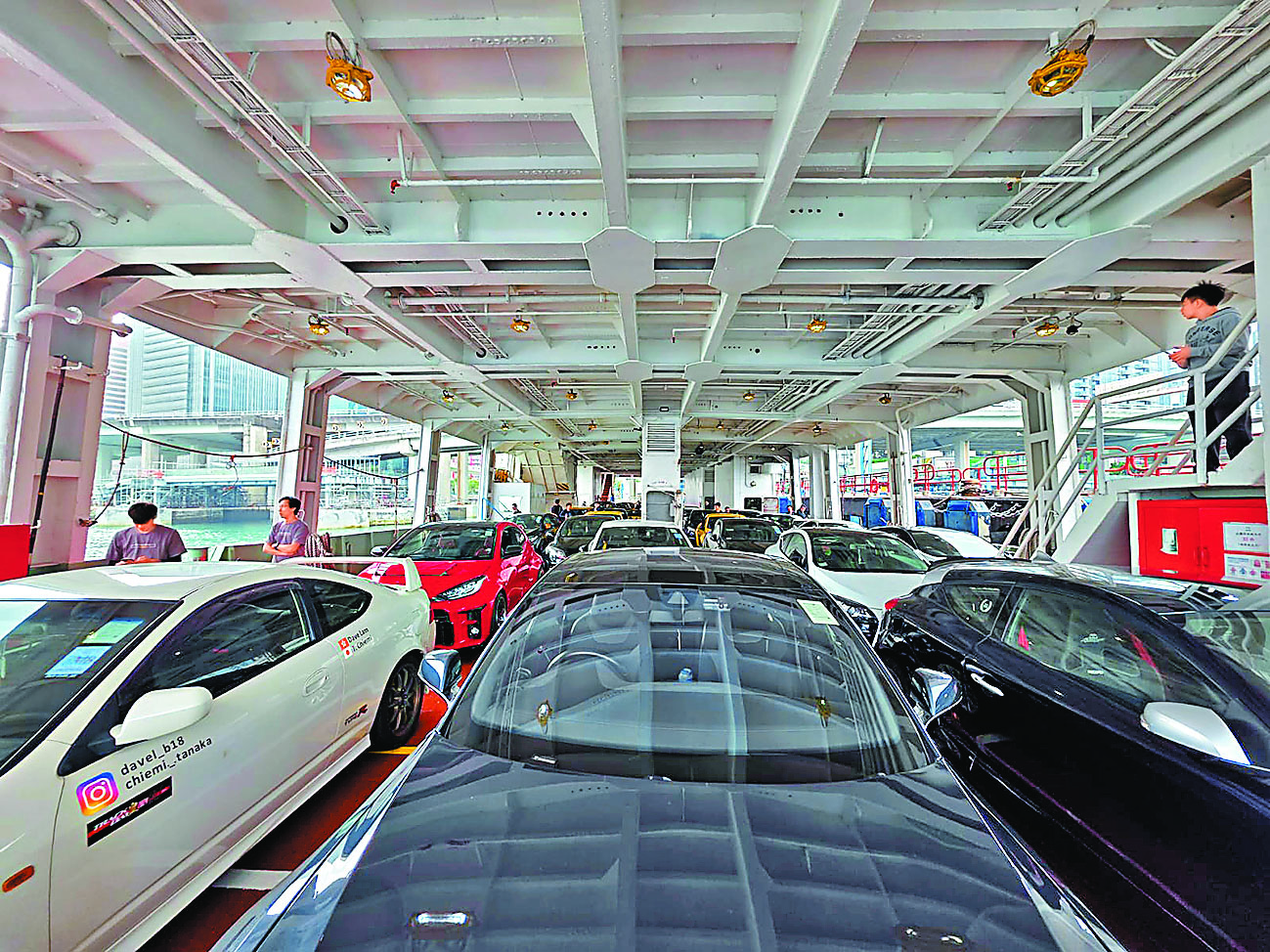 ■香港小輪推出「汽車渡輪遊」。