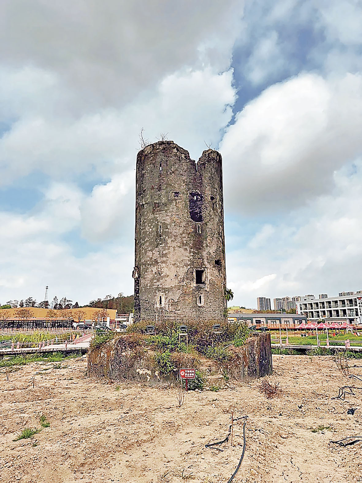 ■圓形炮樓是曹邊村的標誌性建築。