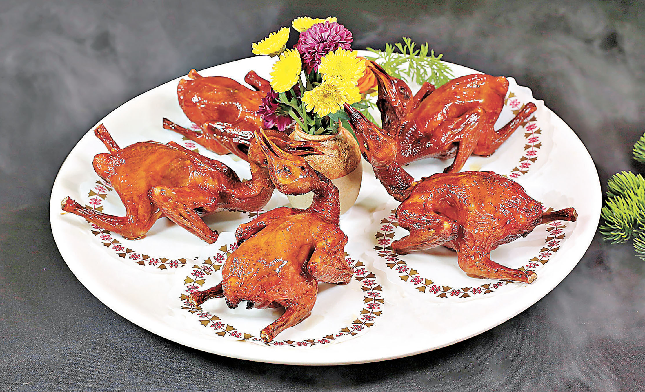 ■石岐乳鴿選用出生21至28日乳鴒，肉質鮮嫩爽口。