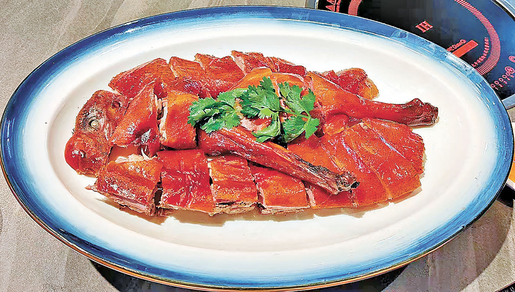 ■荔枝柴果木燒鵝一口皮脆，啖啖爆汁。